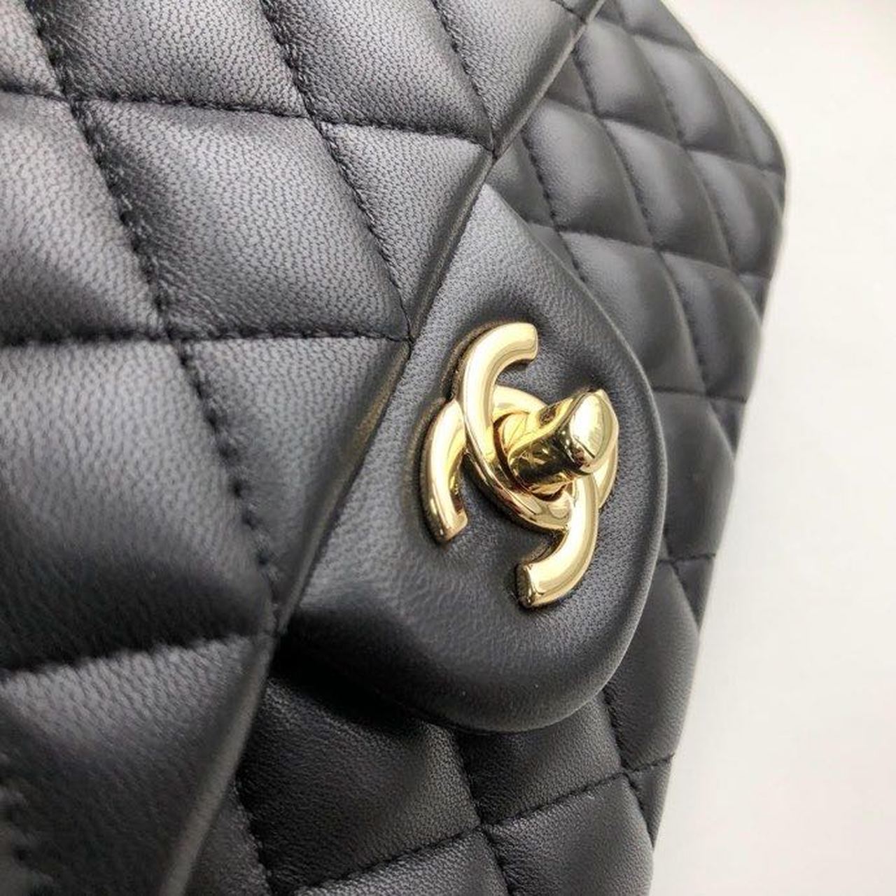 Chanel Classic Handbag Gold Toned Hardware Black For Women, Women&#8217;s Bags, Shoulder And Crossbody Bags 10.2in/26cm A01112