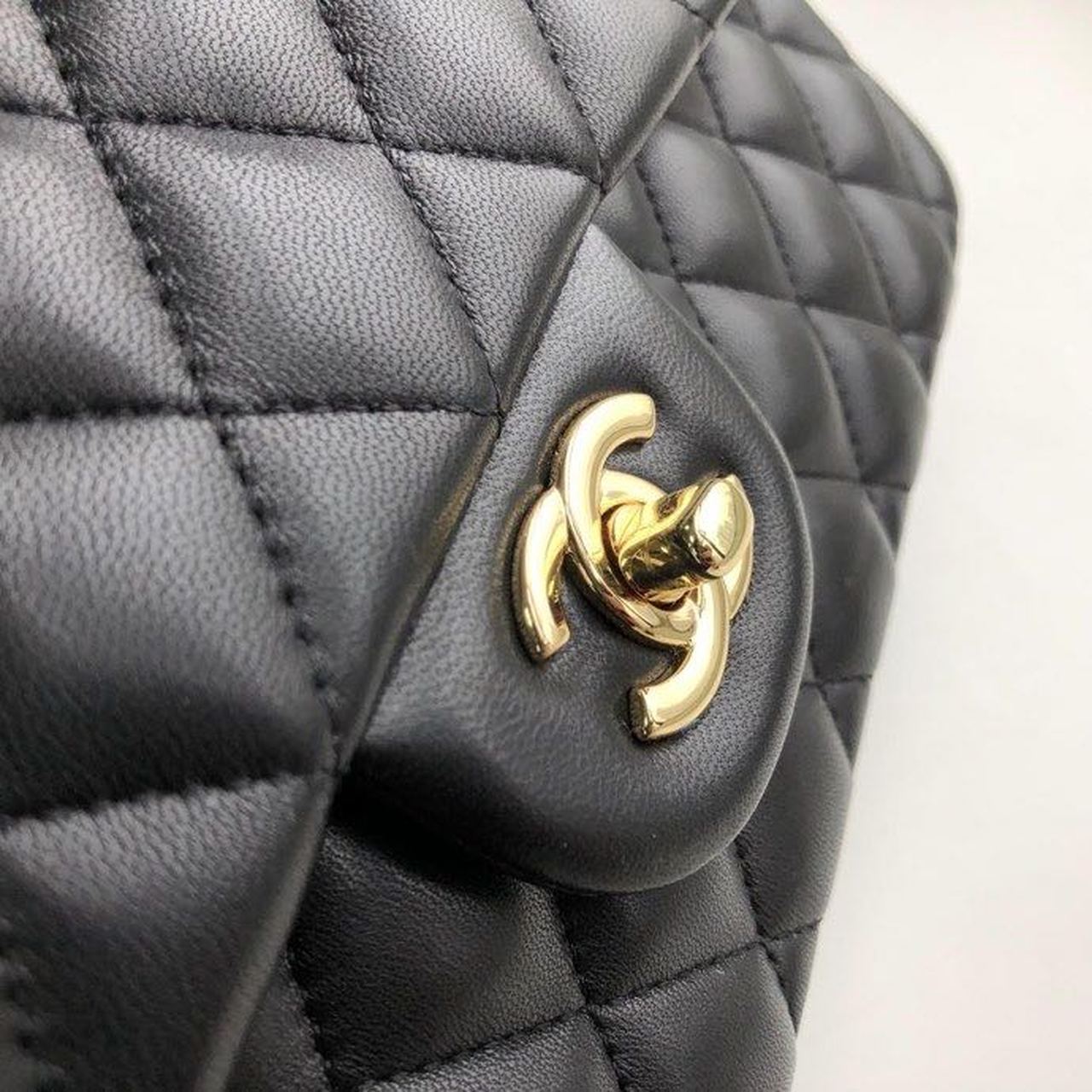 Chanel Classic Handbag Gold Toned Hardware Black For Women, Women&#8217;s Bags, Shoulder And Crossbody Bags 10.2in/26cm A01112