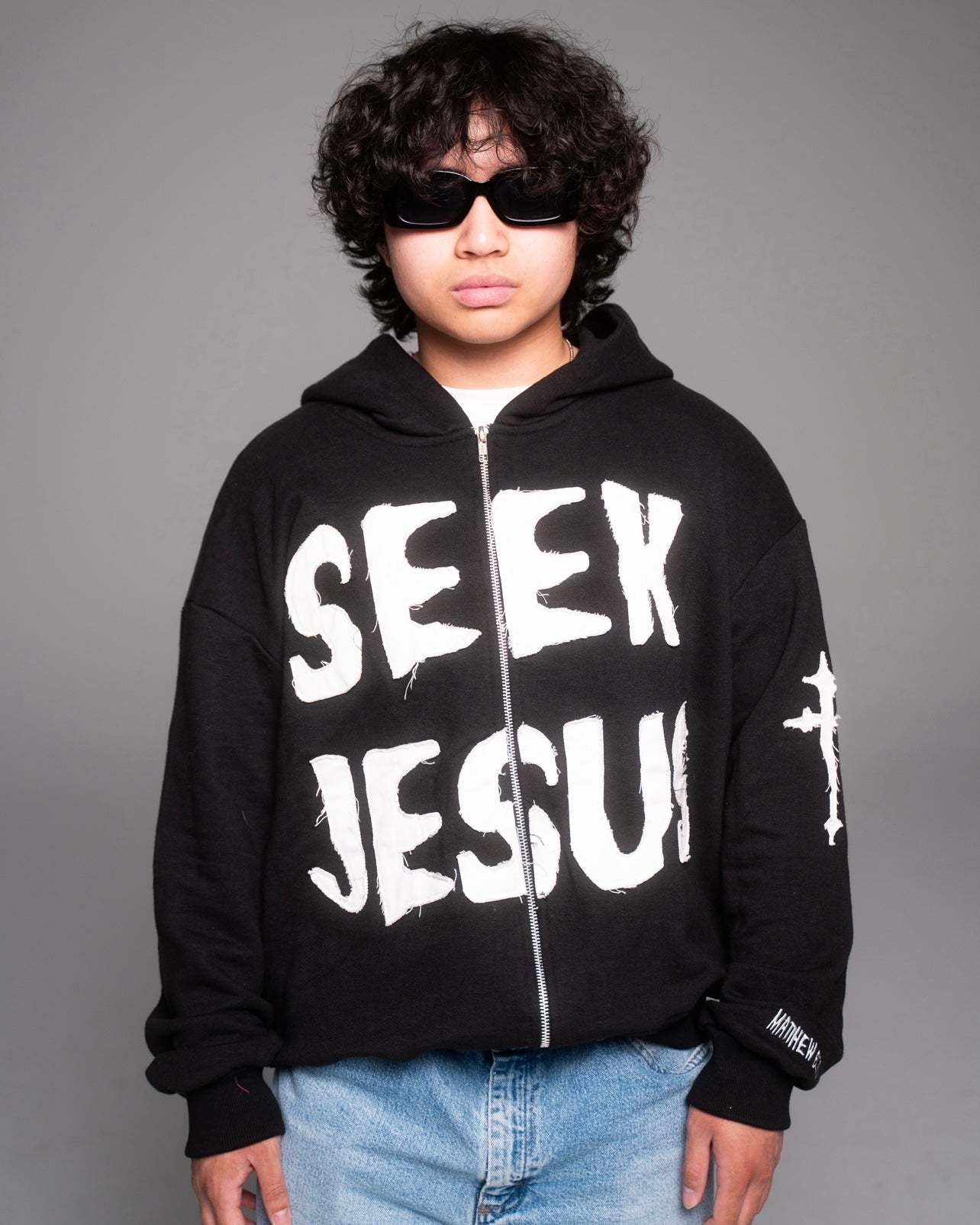 Seek Jesus (Black)-IYAMIUIO