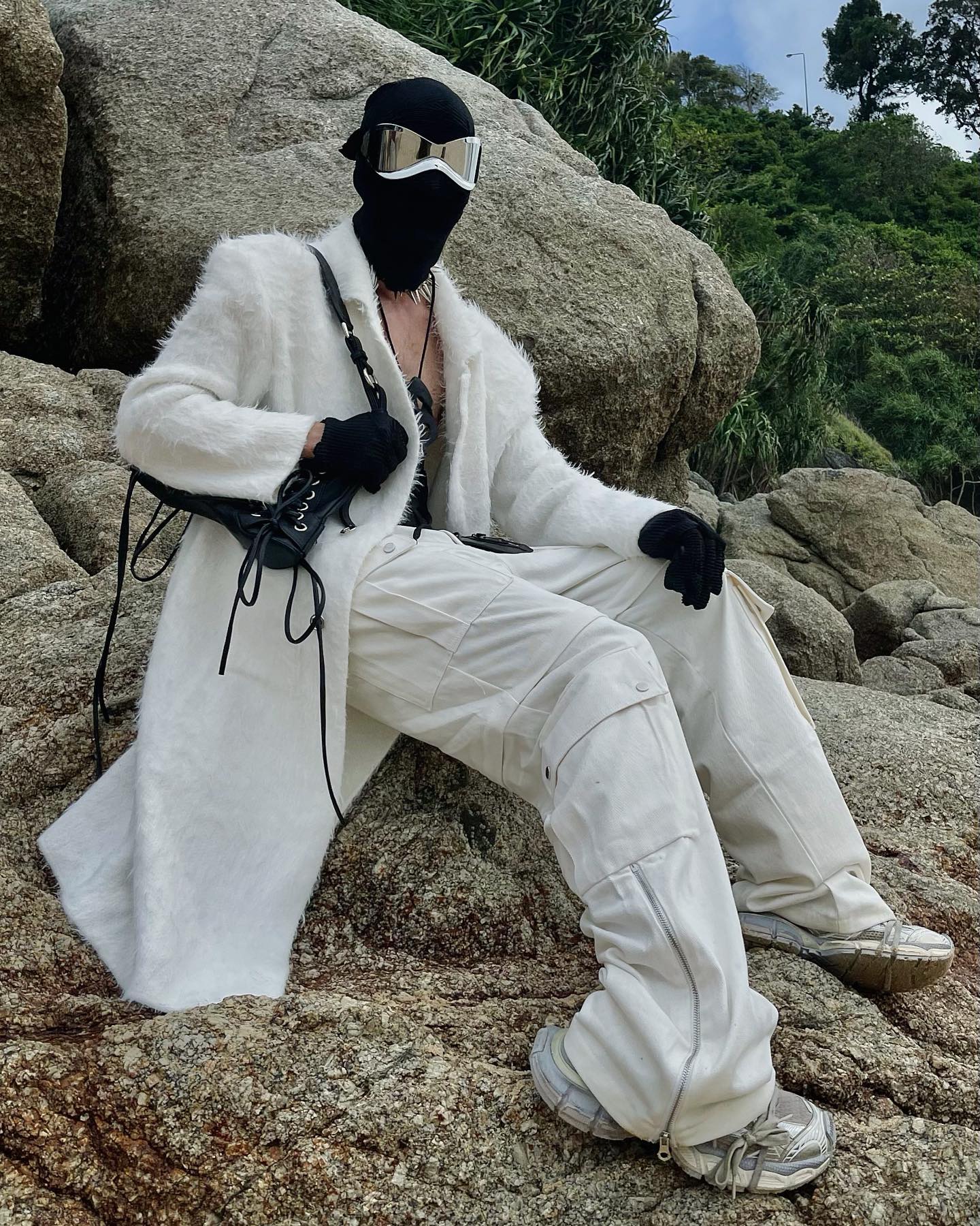 High Shoulder Thick Black/White Coat-IYAMIUIO