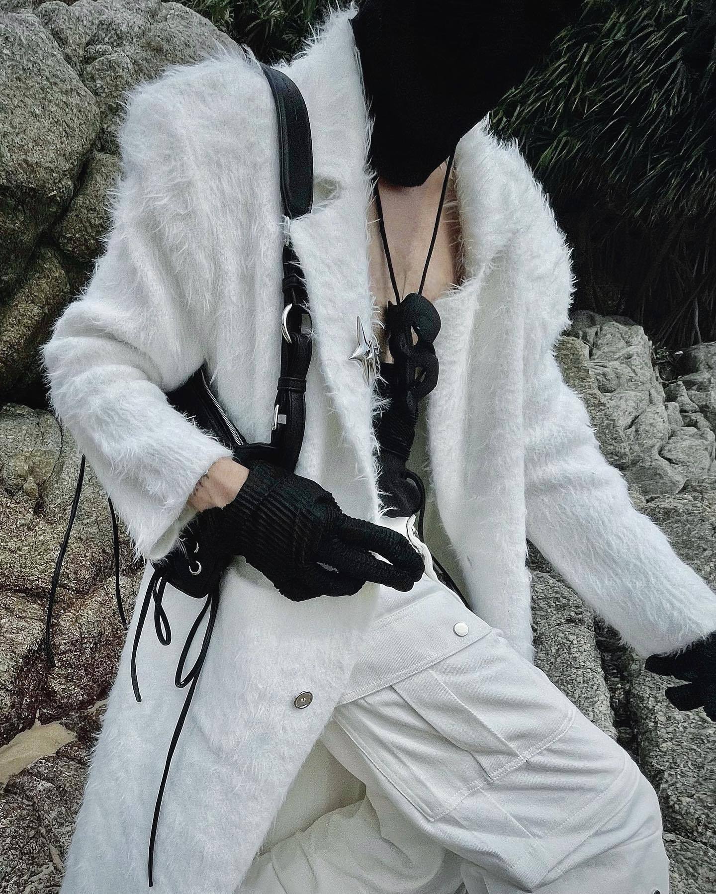 High Shoulder Thick Black/White Coat-IYAMIUIO