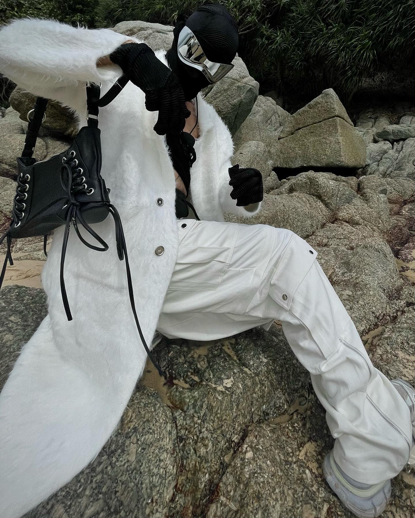 High Shoulder Thick Black/White Coat-IYAMIUIO