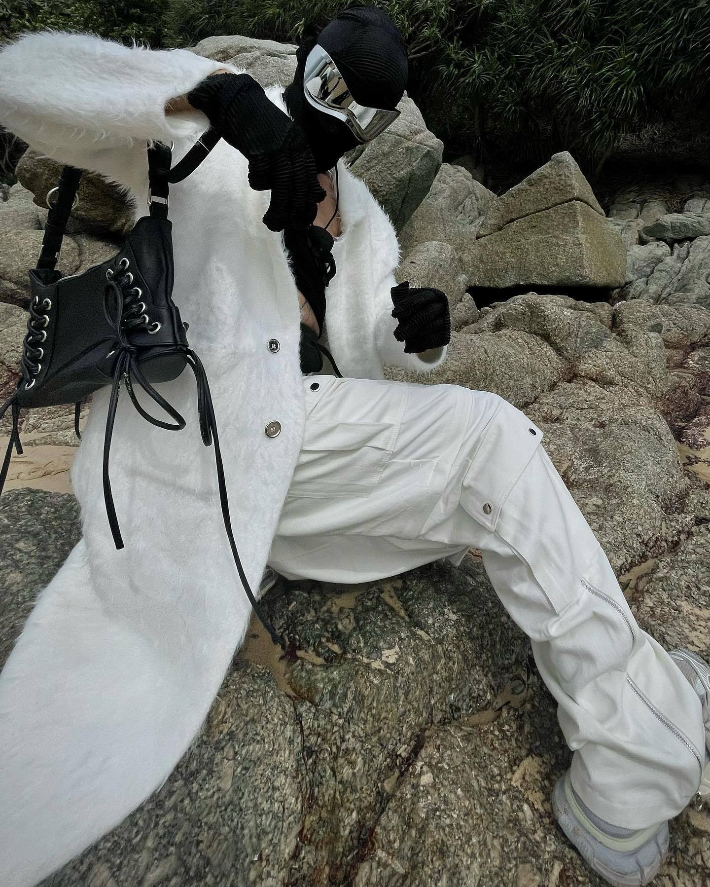 High Shoulder Thick Black/White Coat-IYAMIUIO