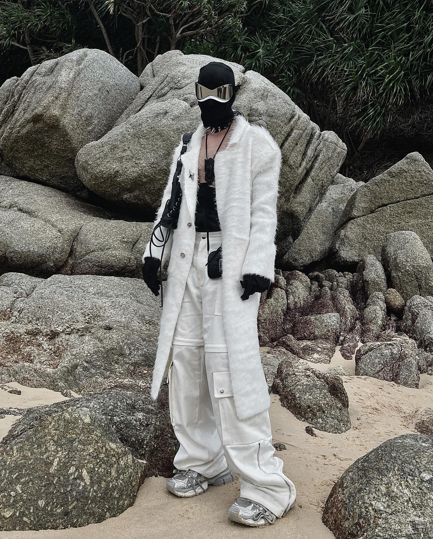 High Shoulder Thick Black/White Coat-IYAMIUIO