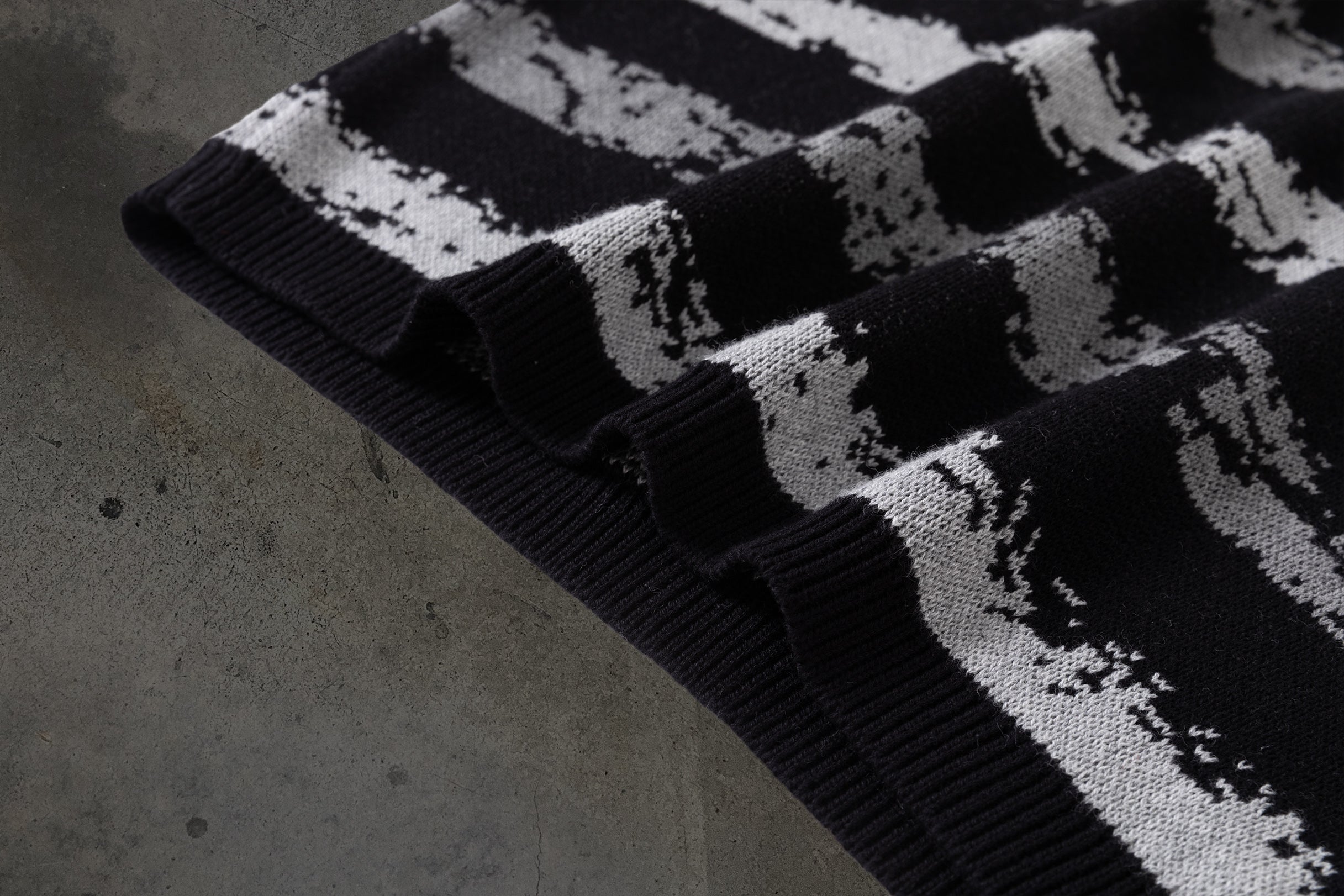 BARBED KNIT SWEATER (GREY/BLK)-IYAMIUIO