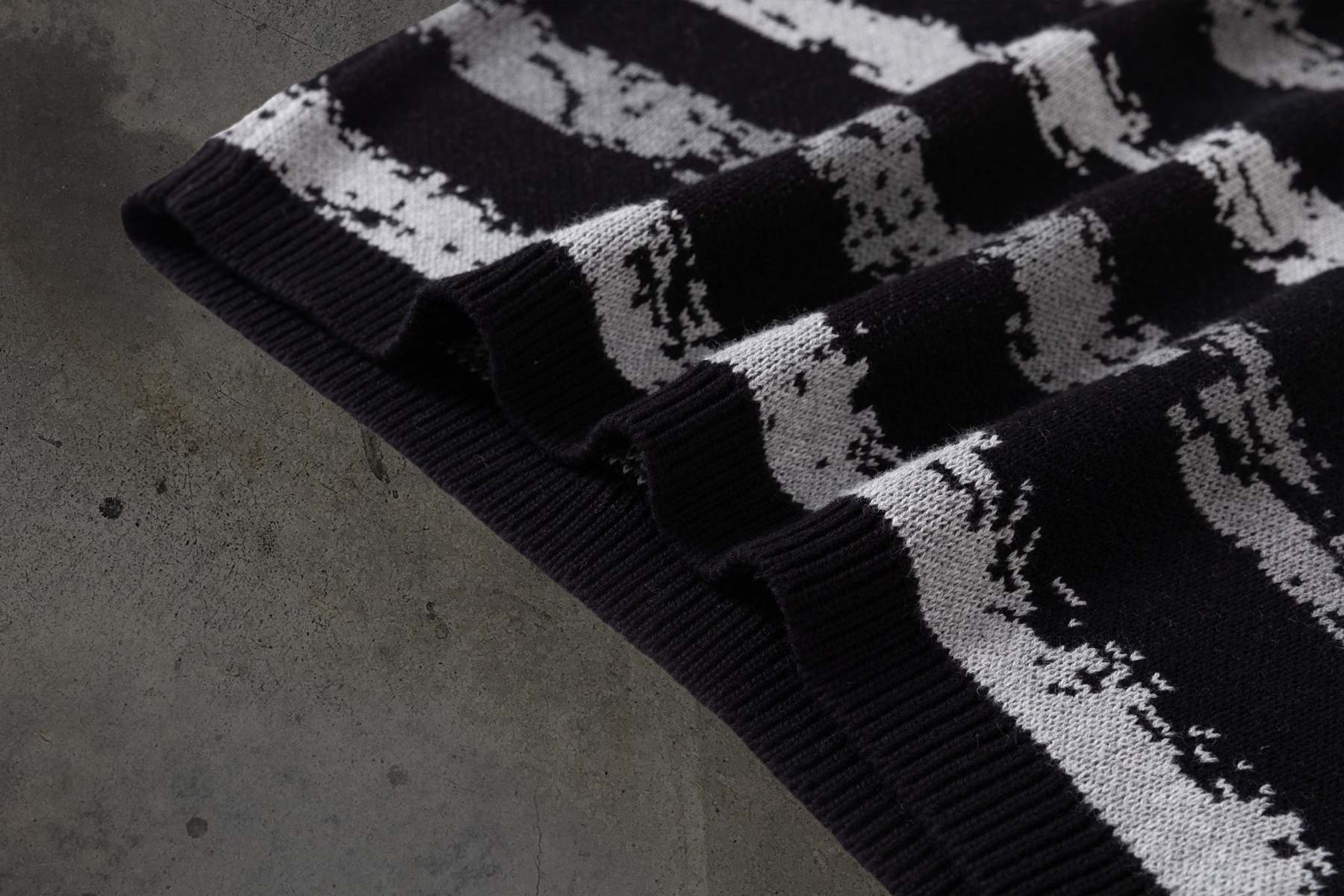 BARBED KNIT SWEATER (GREY/BLK)-IYAMIUIO