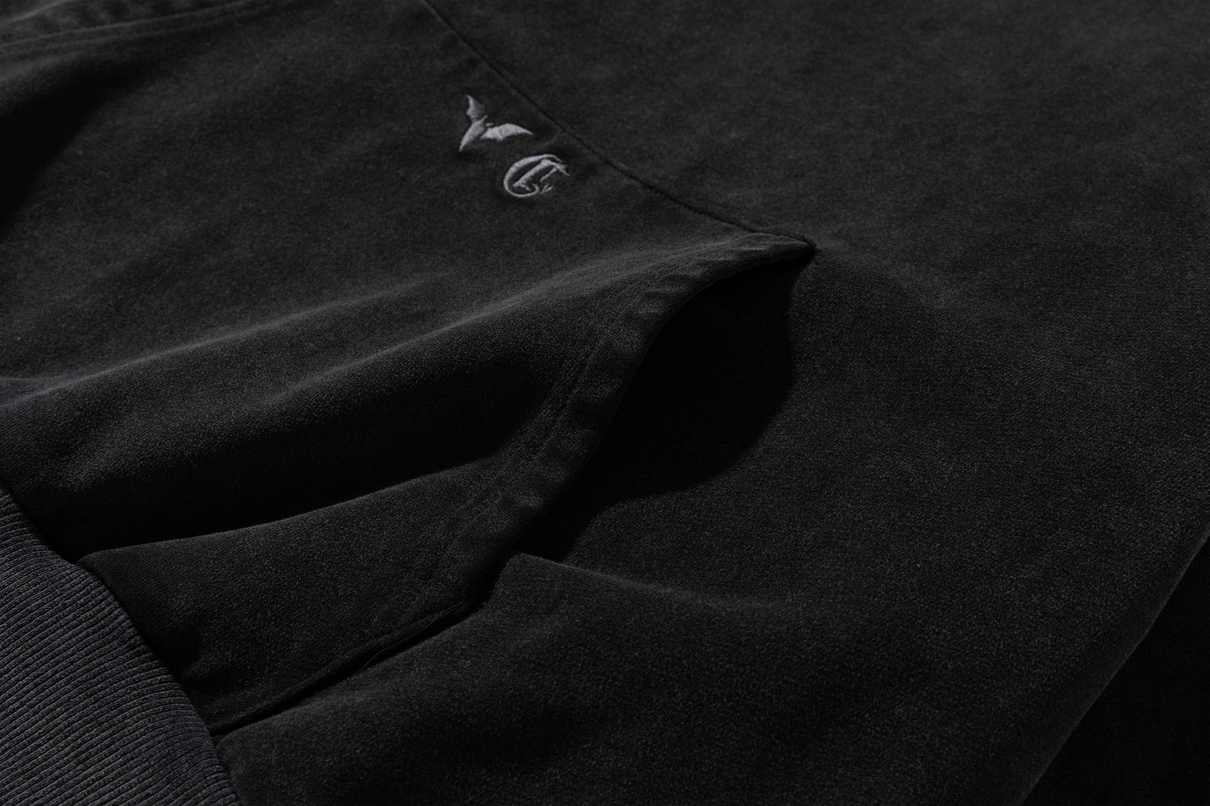 CORVIDITCH TOUR PULLOVER (COAL)-IYAMIUIO