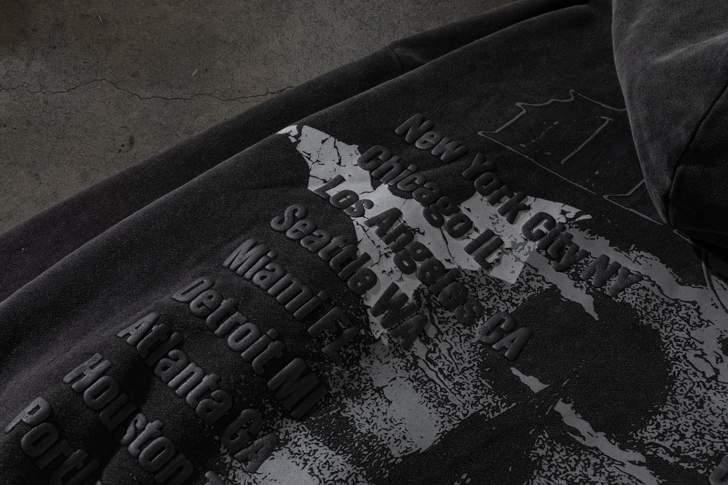 CORVIDITCH TOUR PULLOVER (COAL)-IYAMIUIO