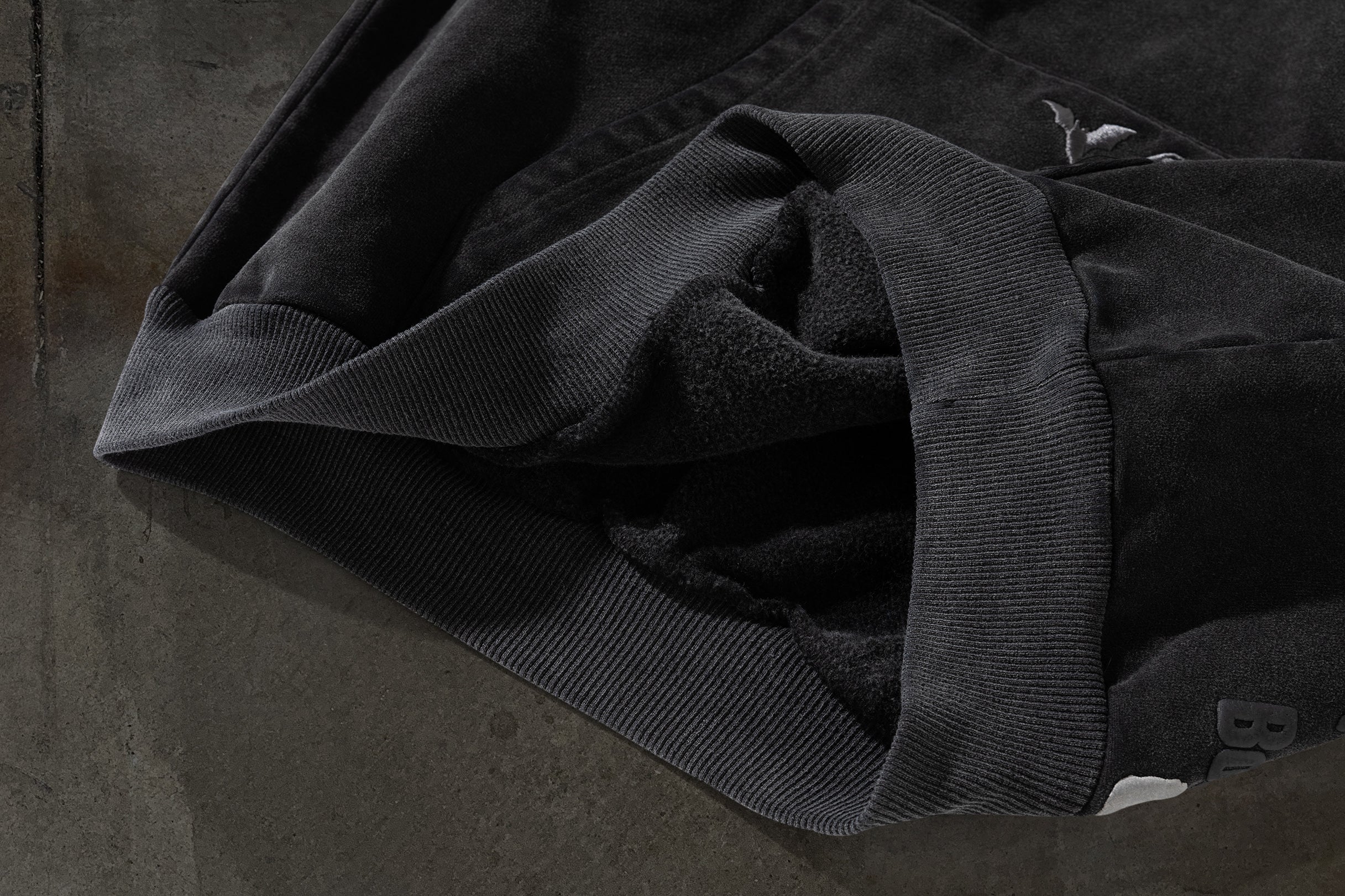 CORVIDITCH TOUR PULLOVER (COAL)-IYAMIUIO
