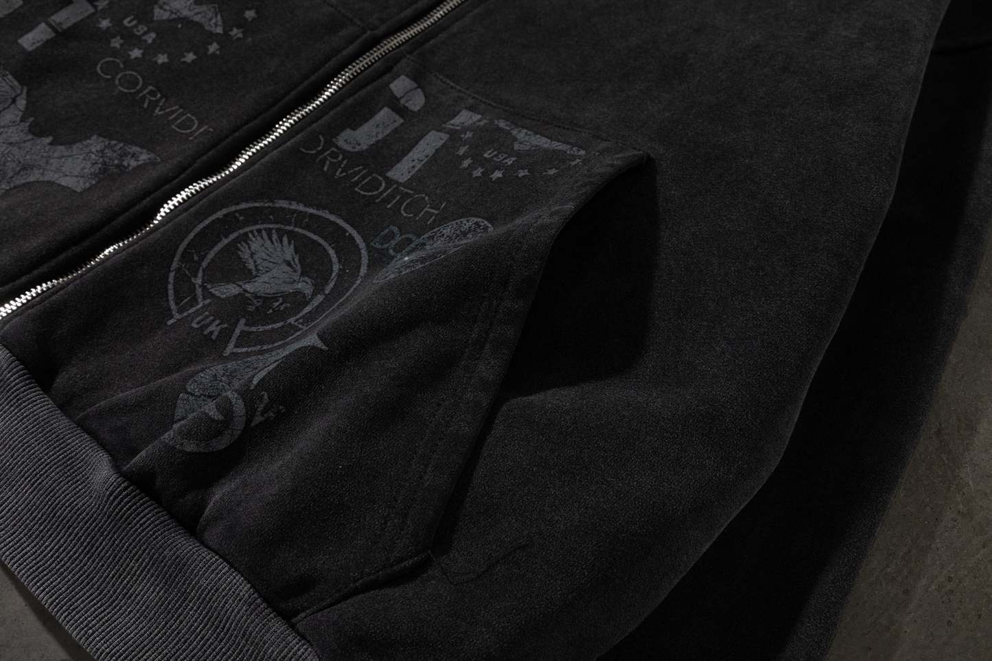 CORVIDITCH POCKET ZIPUP (COAL)-IYAMIUIO