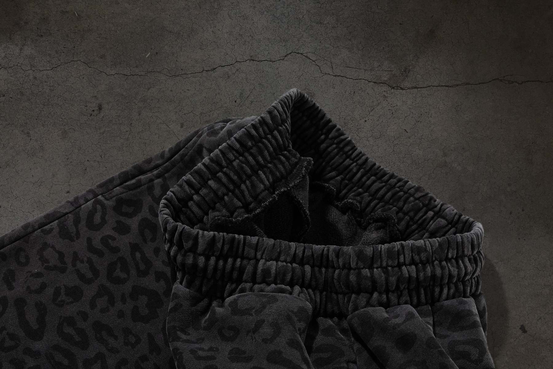 CHEETAH SWEATS (COAL)-IYAMIUIO