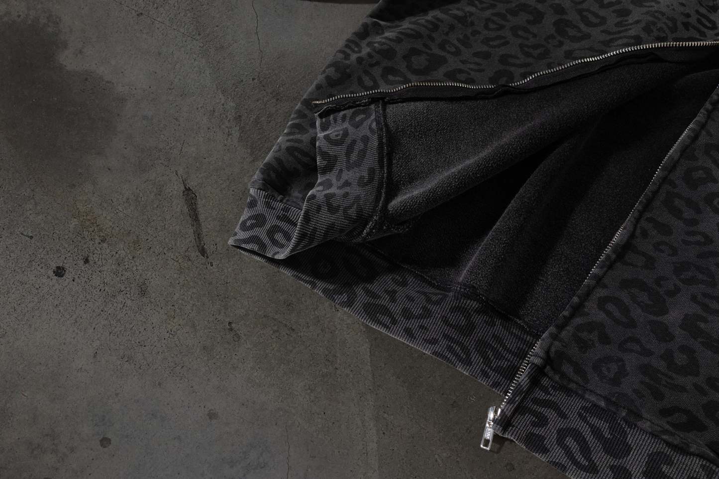 CHEETAH ZIPUP (COAL)-IYAMIUIO