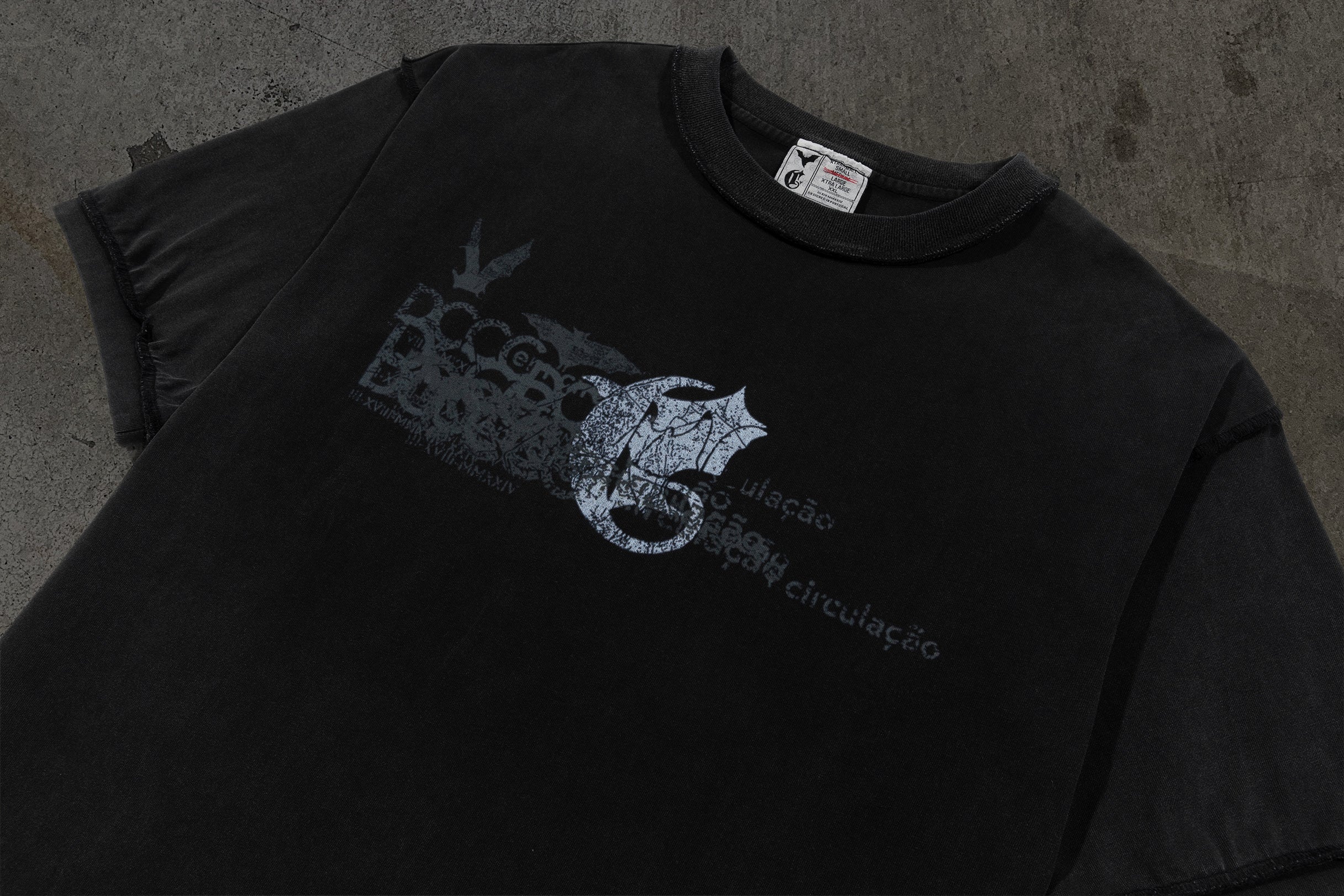 CORVIDITCH GRAPHIC TEE (COAL)-IYAMIUIO