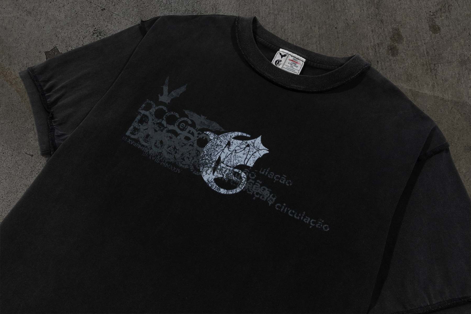 CORVIDITCH GRAPHIC TEE (COAL)-IYAMIUIO
