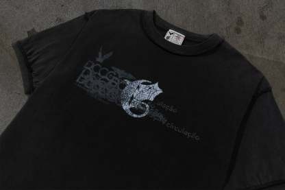 CORVIDITCH GRAPHIC TEE (COAL)-IYAMIUIO
