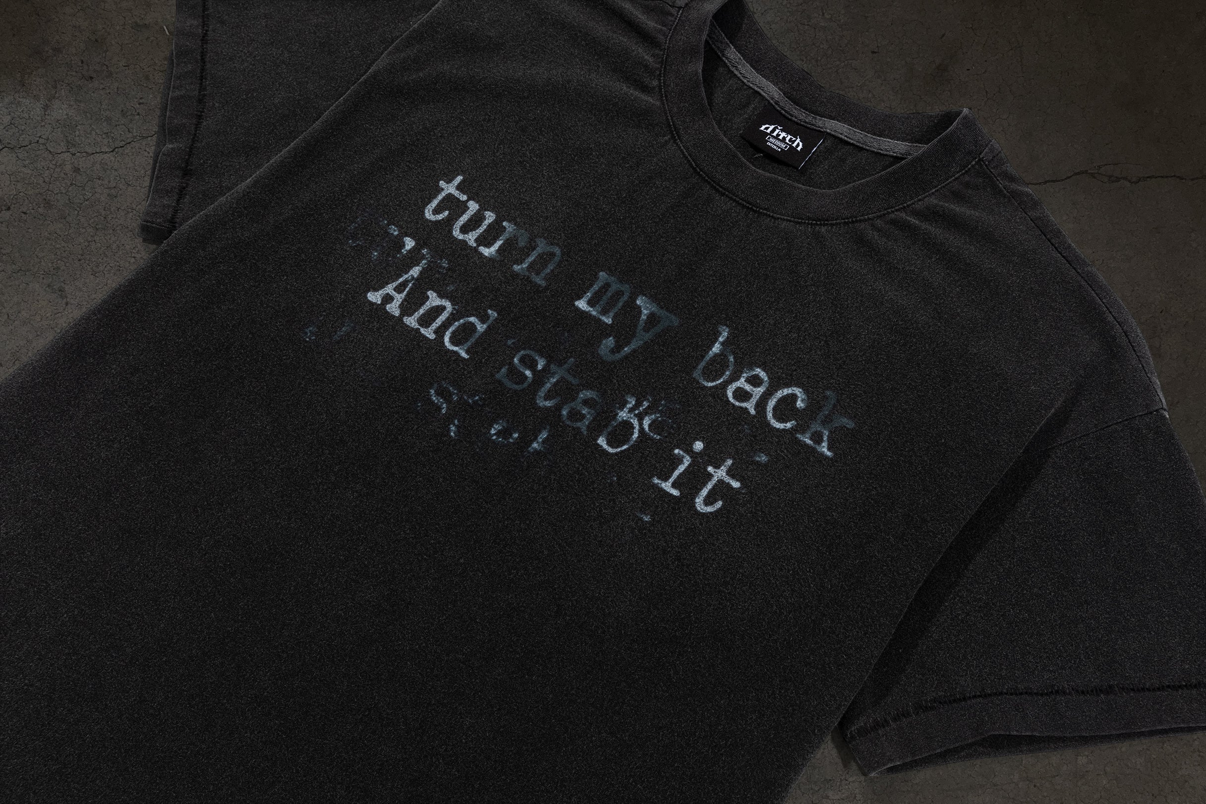 BACKSTAB TEE (COAL)-IYAMIUIO