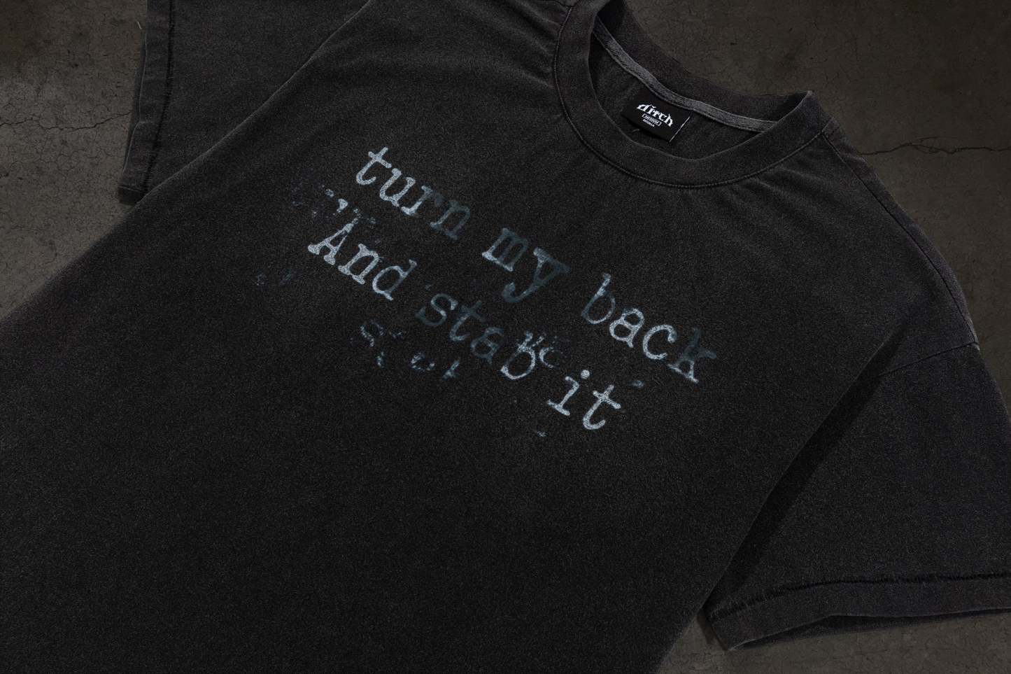 BACKSTAB TEE (COAL)-IYAMIUIO