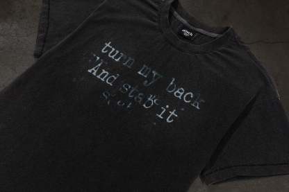 BACKSTAB TEE (COAL)-IYAMIUIO