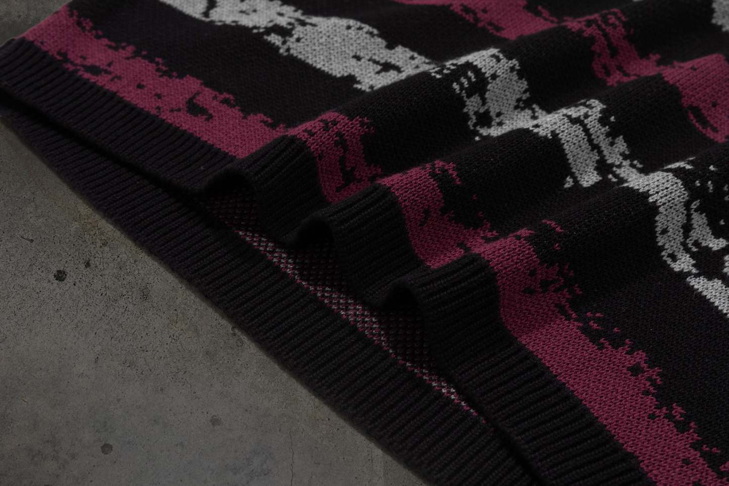 BARBED KNIT SWEATER (RED/BLK)-IYAMIUIO