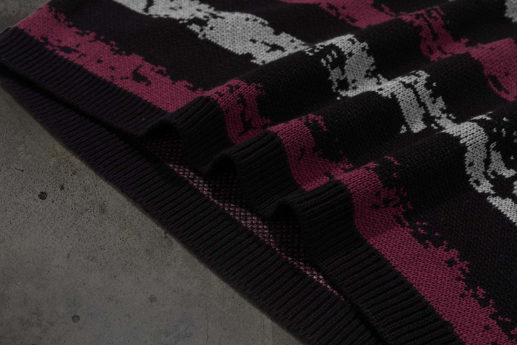 BARBED KNIT SWEATER (RED/BLK)-IYAMIUIO