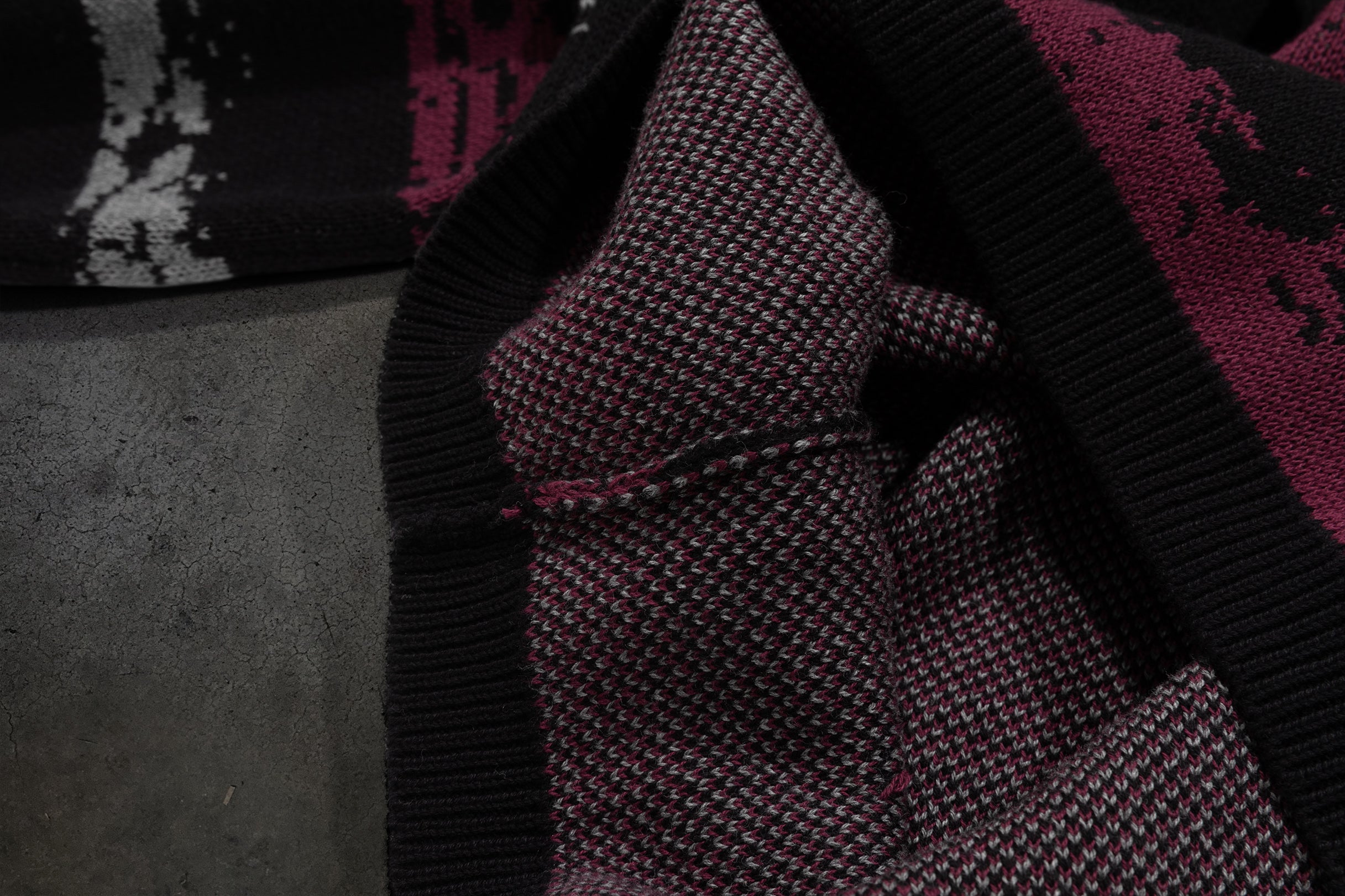 BARBED KNIT SWEATER (RED/BLK)-IYAMIUIO