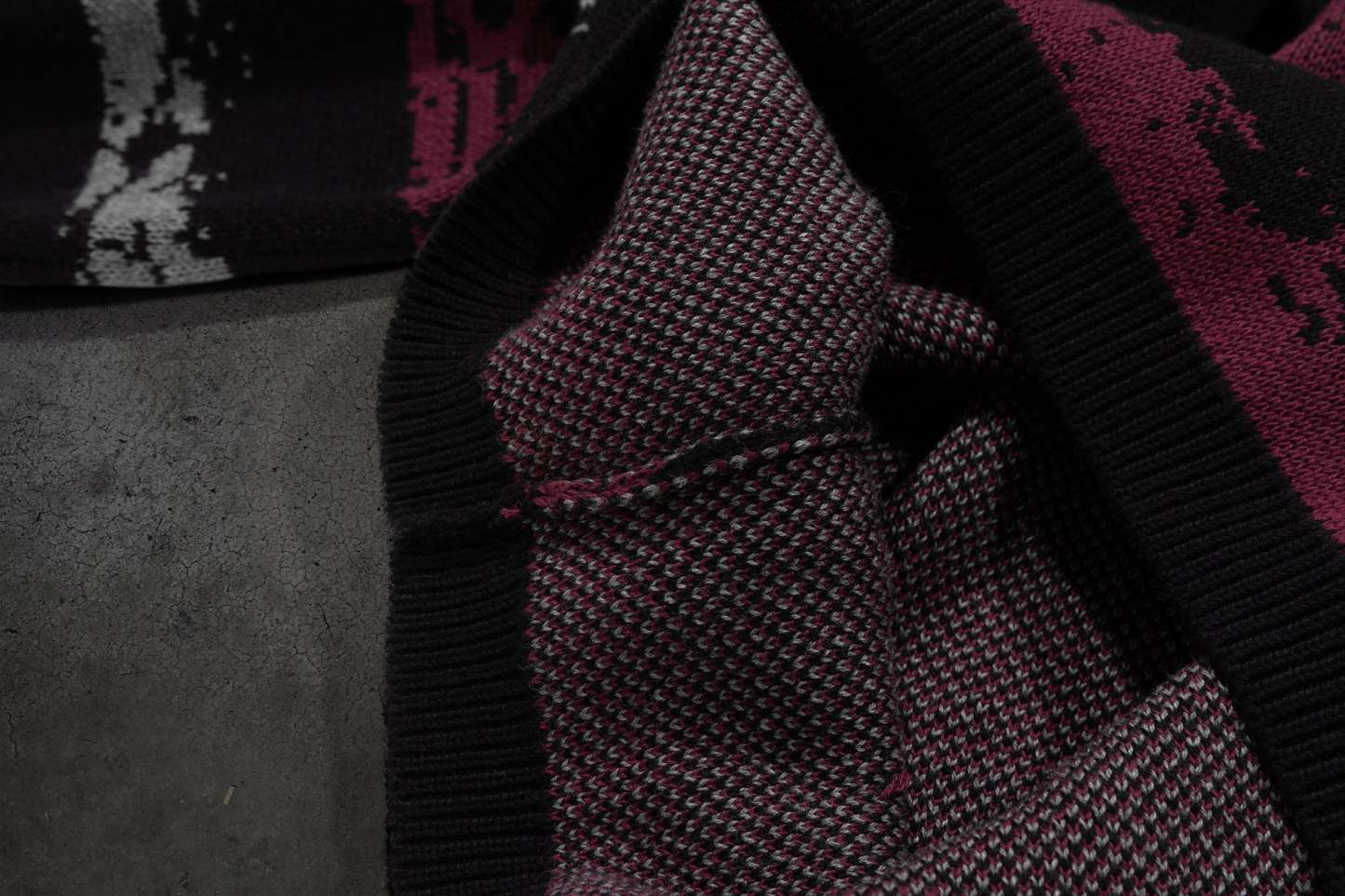 BARBED KNIT SWEATER (RED/BLK)-IYAMIUIO