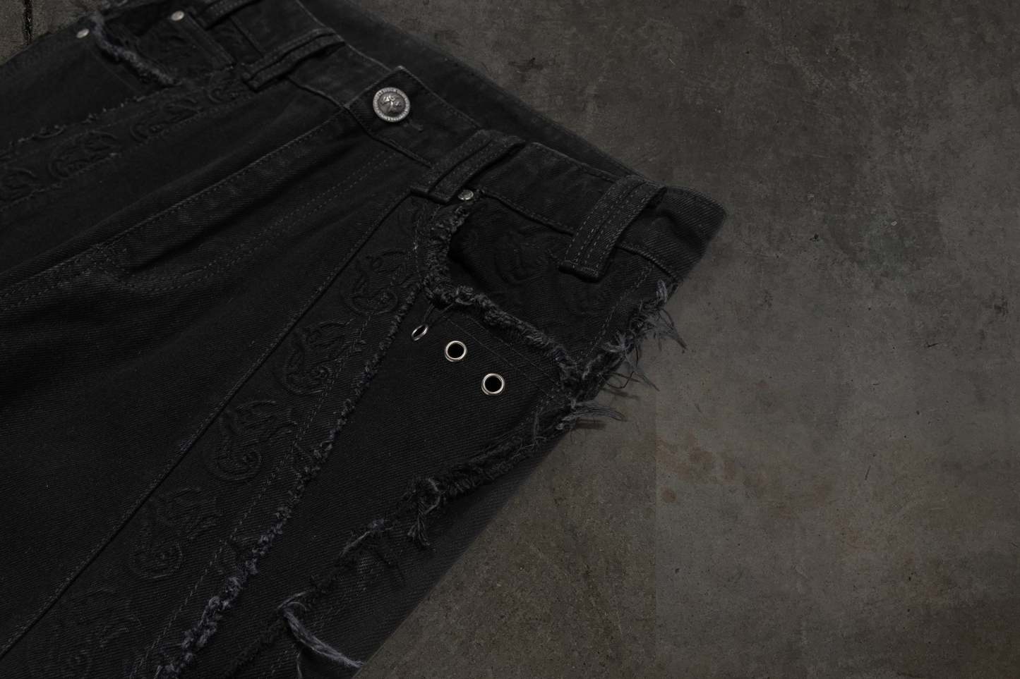 CORVIDITCH EMBOSSED DENIM (NOIR)-IYAMIUIO