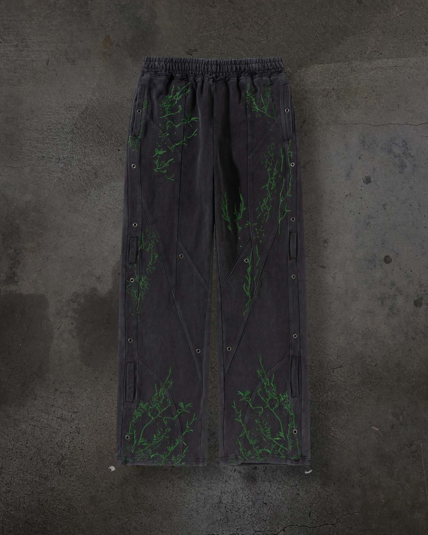 EMBROIDERED VINE SWEATS (COAL)-IYAMIUIO