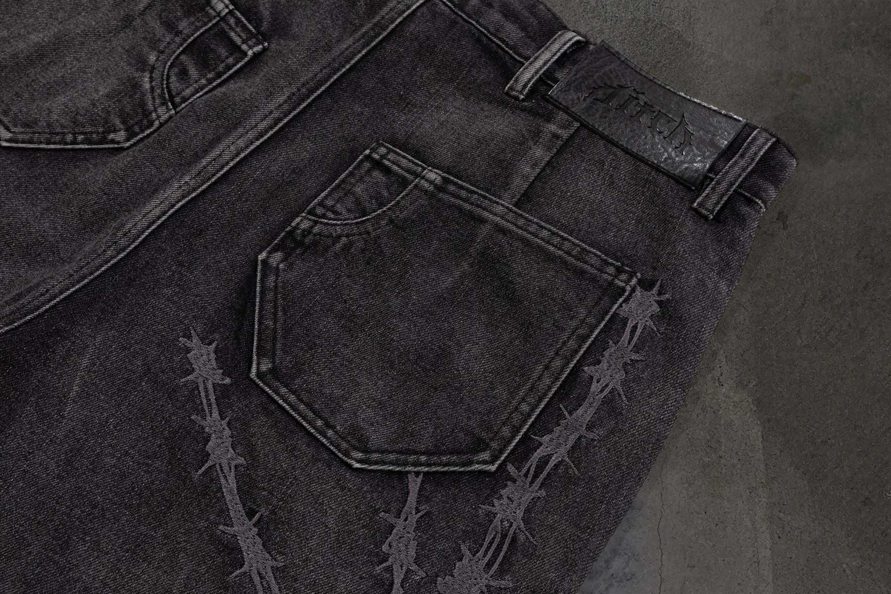BARBED WIRE JORTS (COAL)-IYAMIUIO