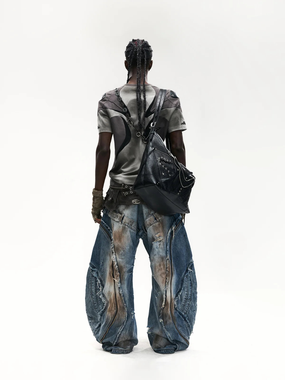 Curved Blade Pleated Jeans with Distressed Wash-IYAMIUIO