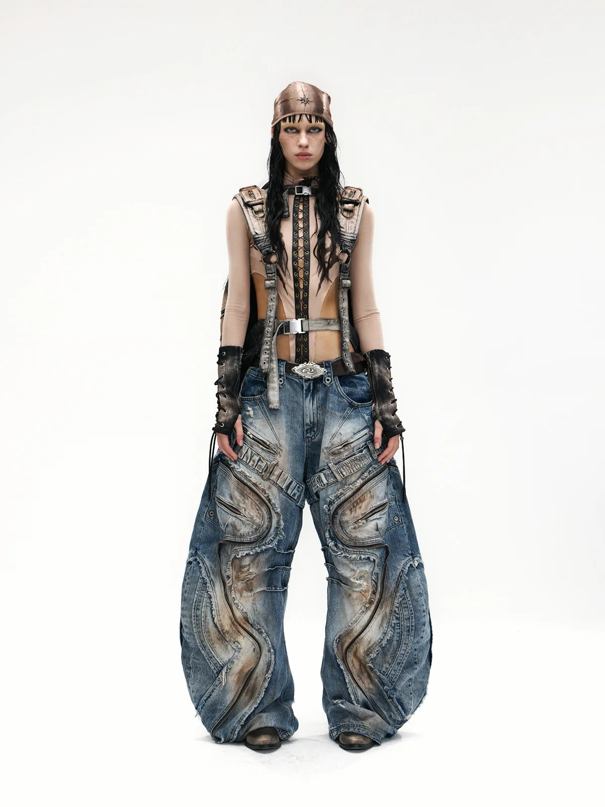 Curved Blade Pleated Jeans with Distressed Wash-IYAMIUIO