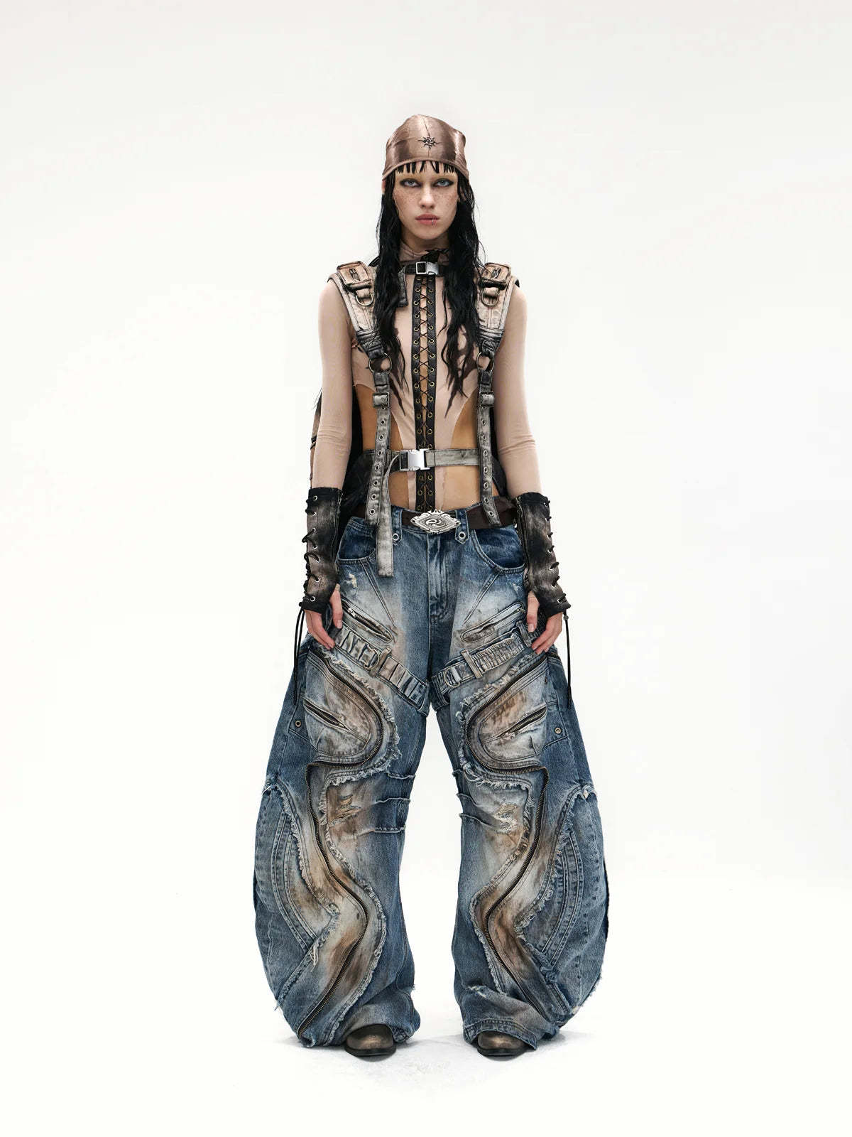 Curved Blade Pleated Jeans with Distressed Wash-IYAMIUIO