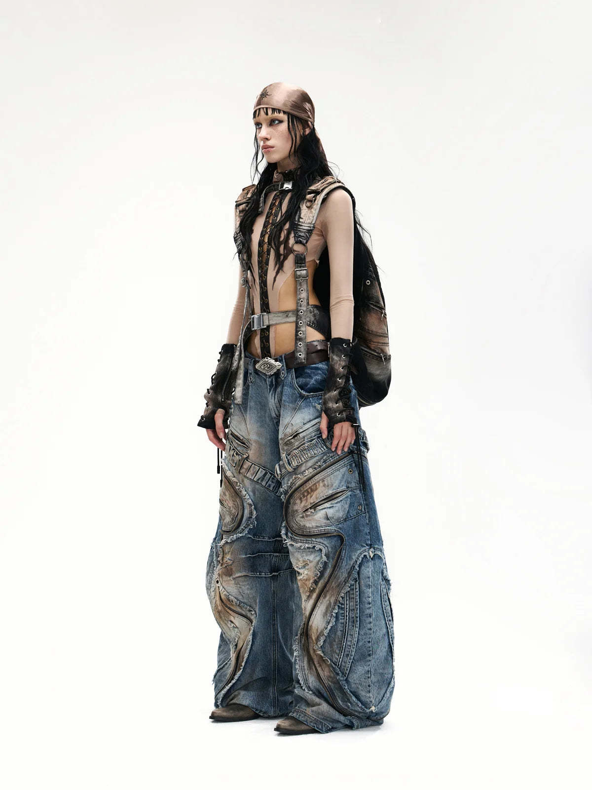 Curved Blade Pleated Jeans with Distressed Wash-IYAMIUIO