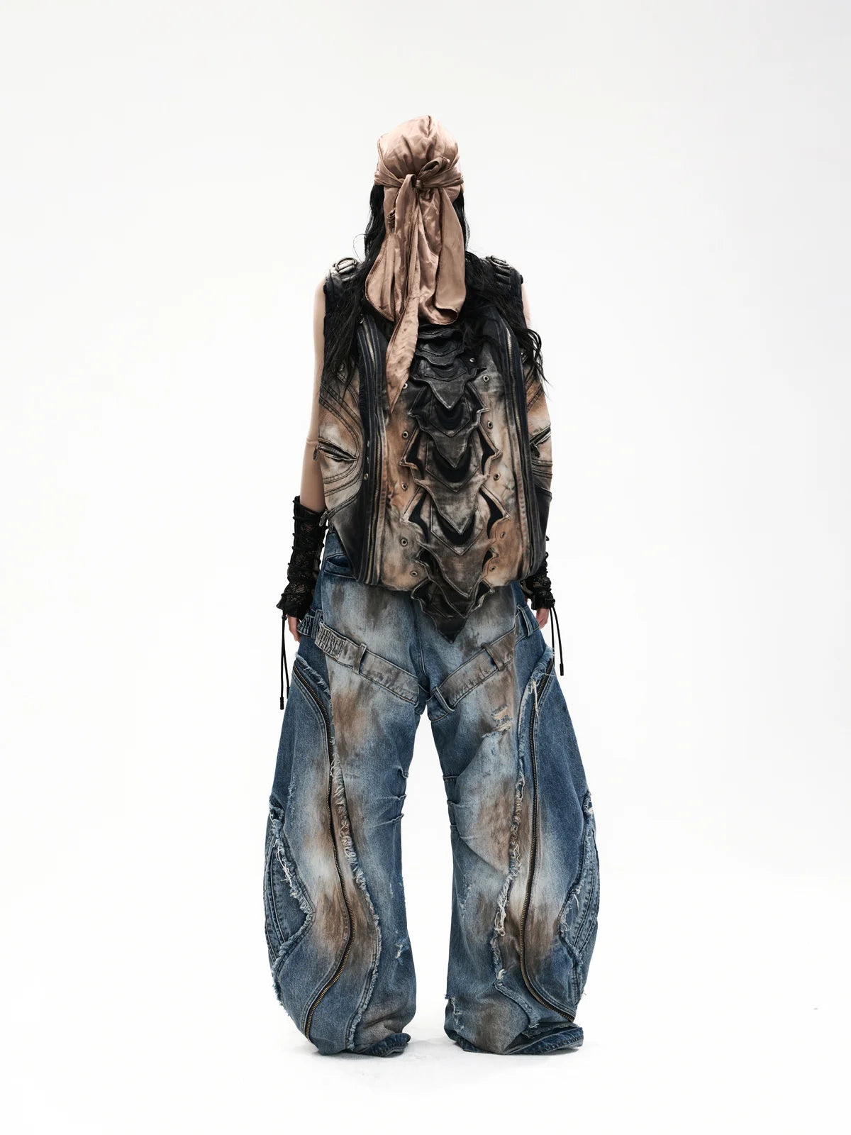 Curved Blade Pleated Jeans with Distressed Wash-IYAMIUIO