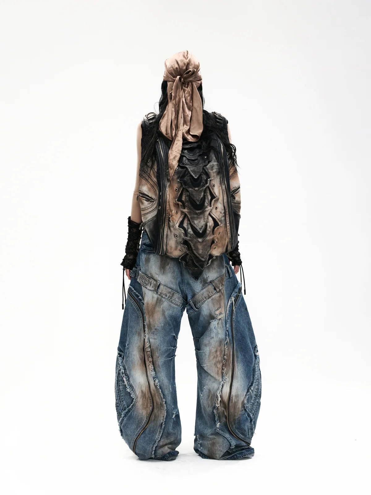 Curved Blade Pleated Jeans with Distressed Wash-IYAMIUIO