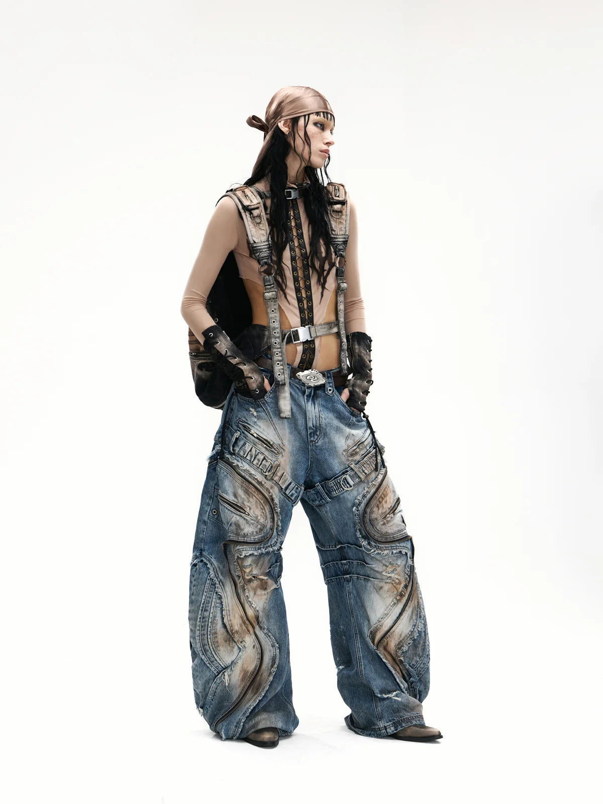 Curved Blade Pleated Jeans with Distressed Wash-IYAMIUIO