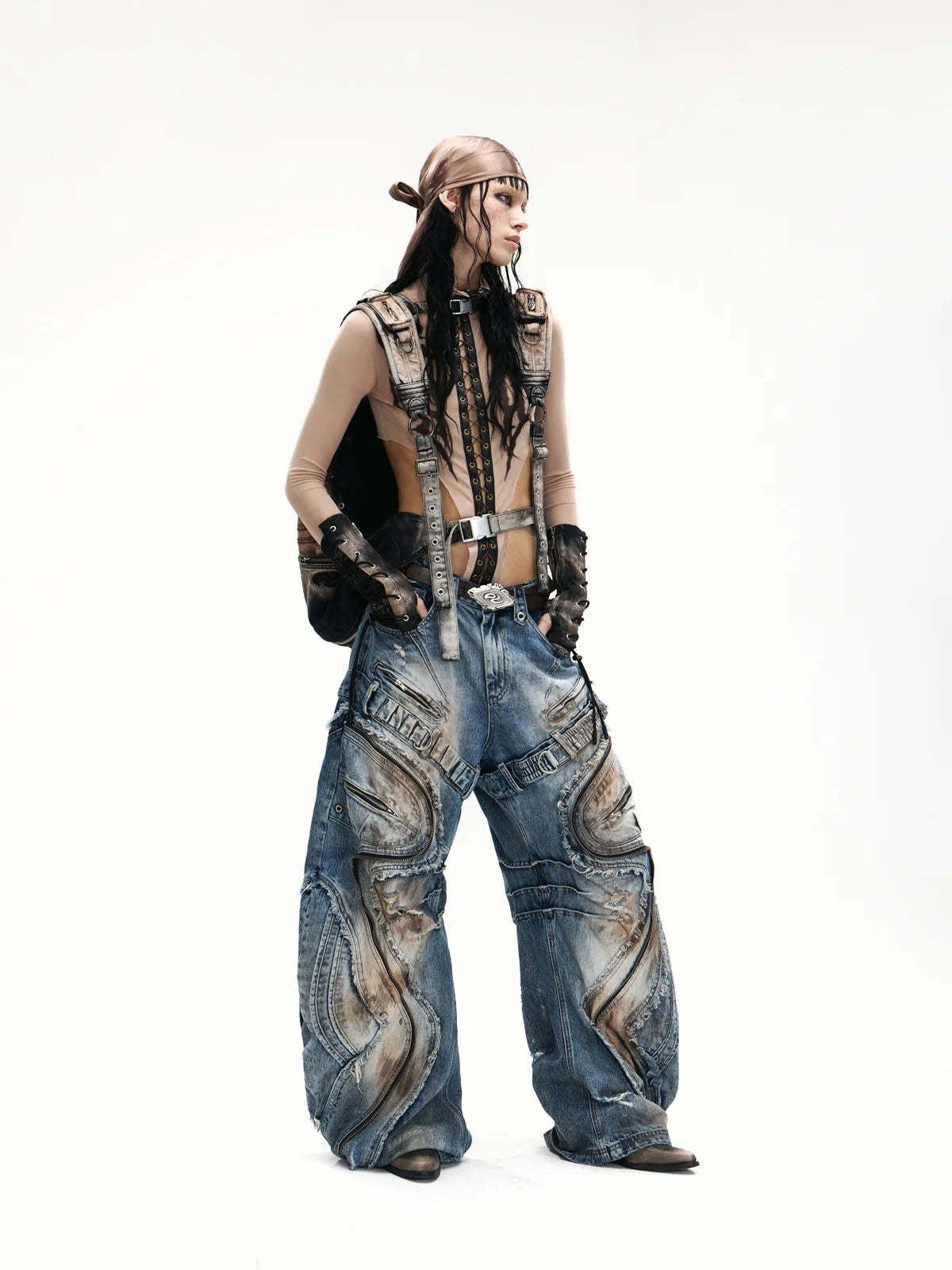 Curved Blade Pleated Jeans with Distressed Wash-IYAMIUIO