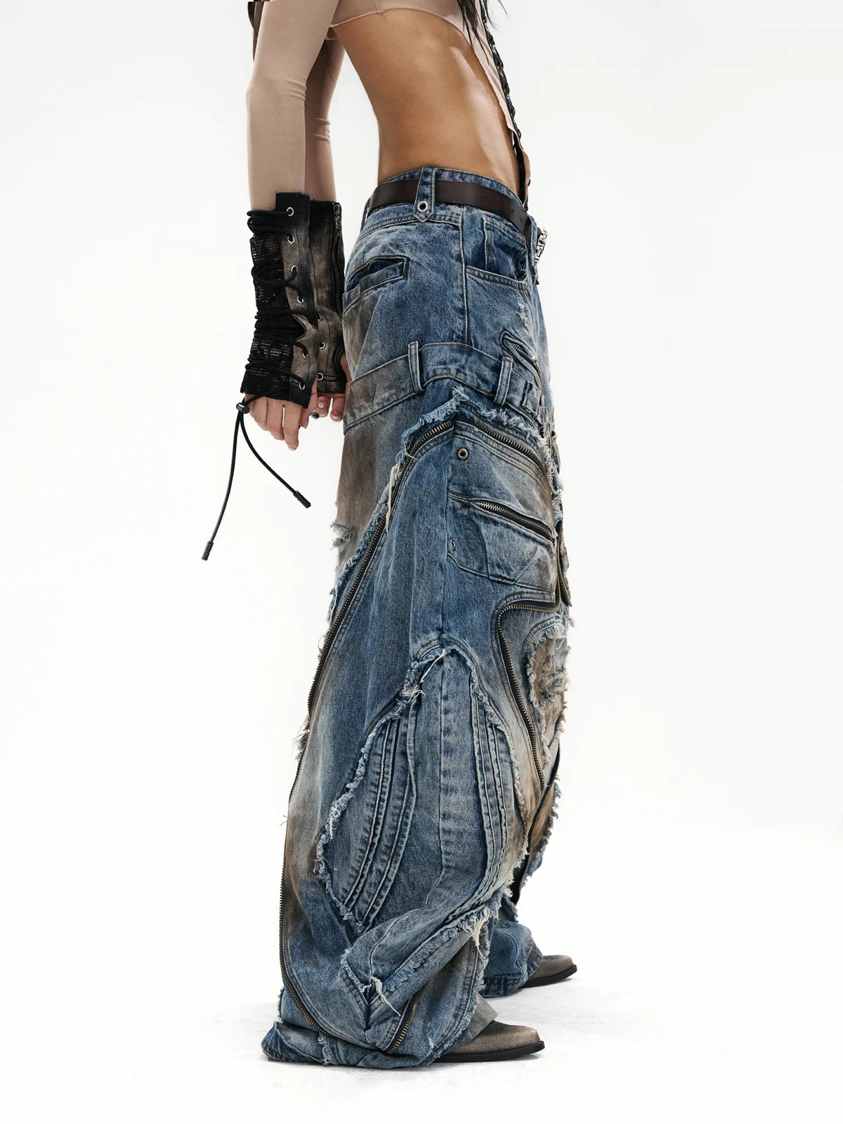 Curved Blade Pleated Jeans with Distressed Wash-IYAMIUIO