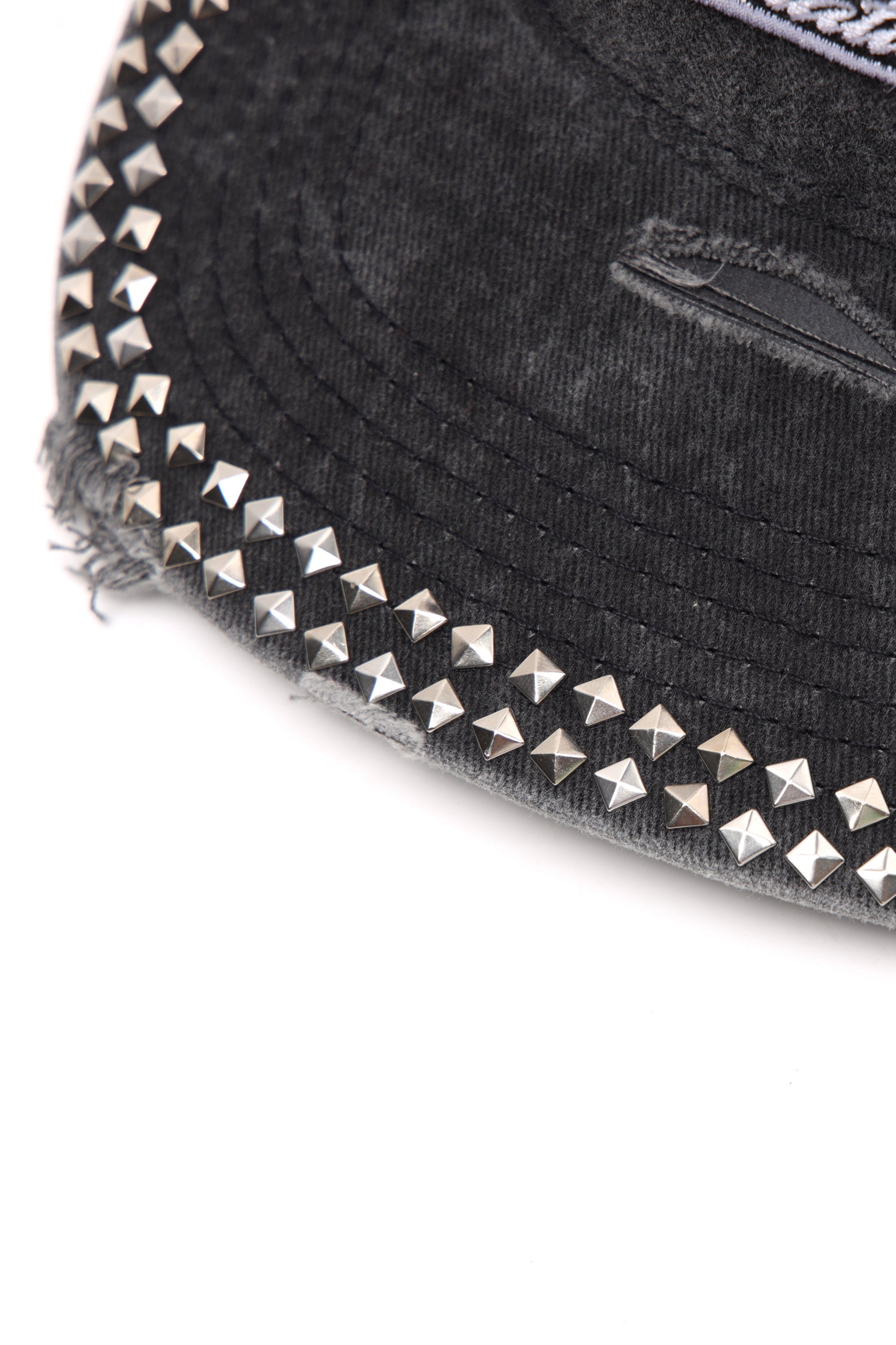 METAL STUDDED CAP-IYAMIUIO
