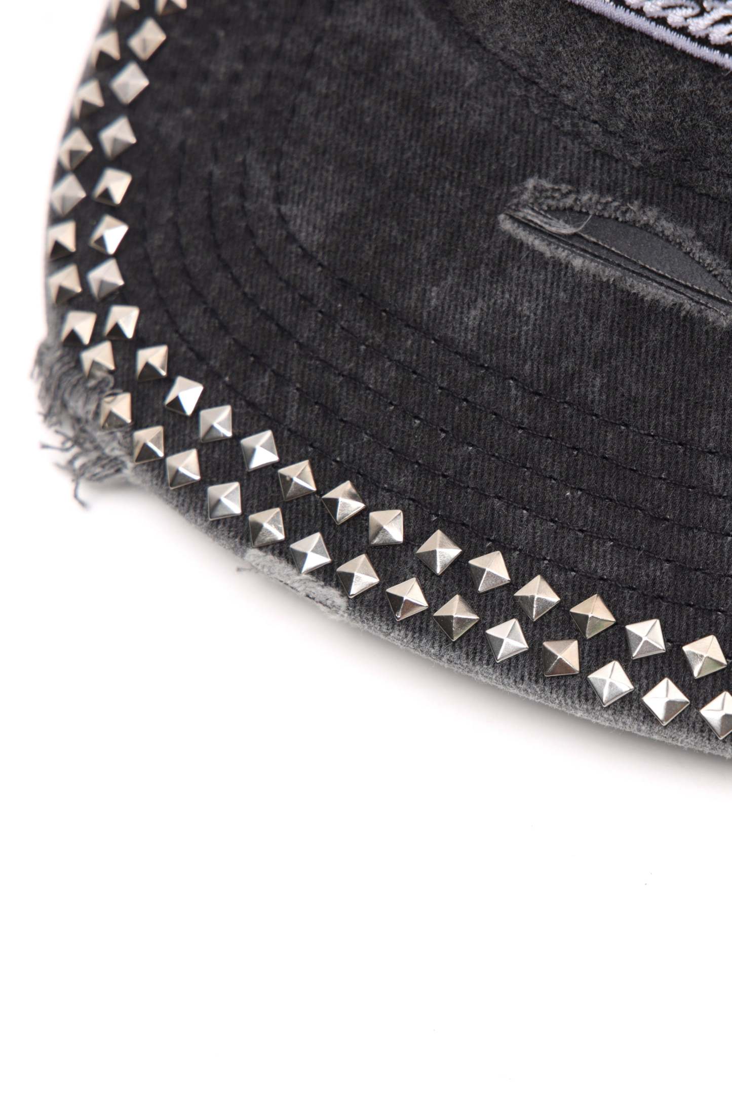 METAL STUDDED CAP-IYAMIUIO