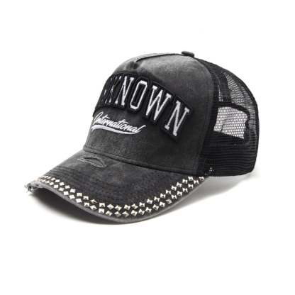 METAL STUDDED CAP-IYAMIUIO
