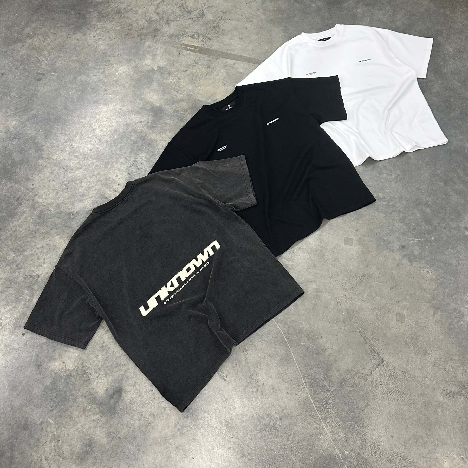 BLACK UNIFORM TEE-IYAMIUIO
