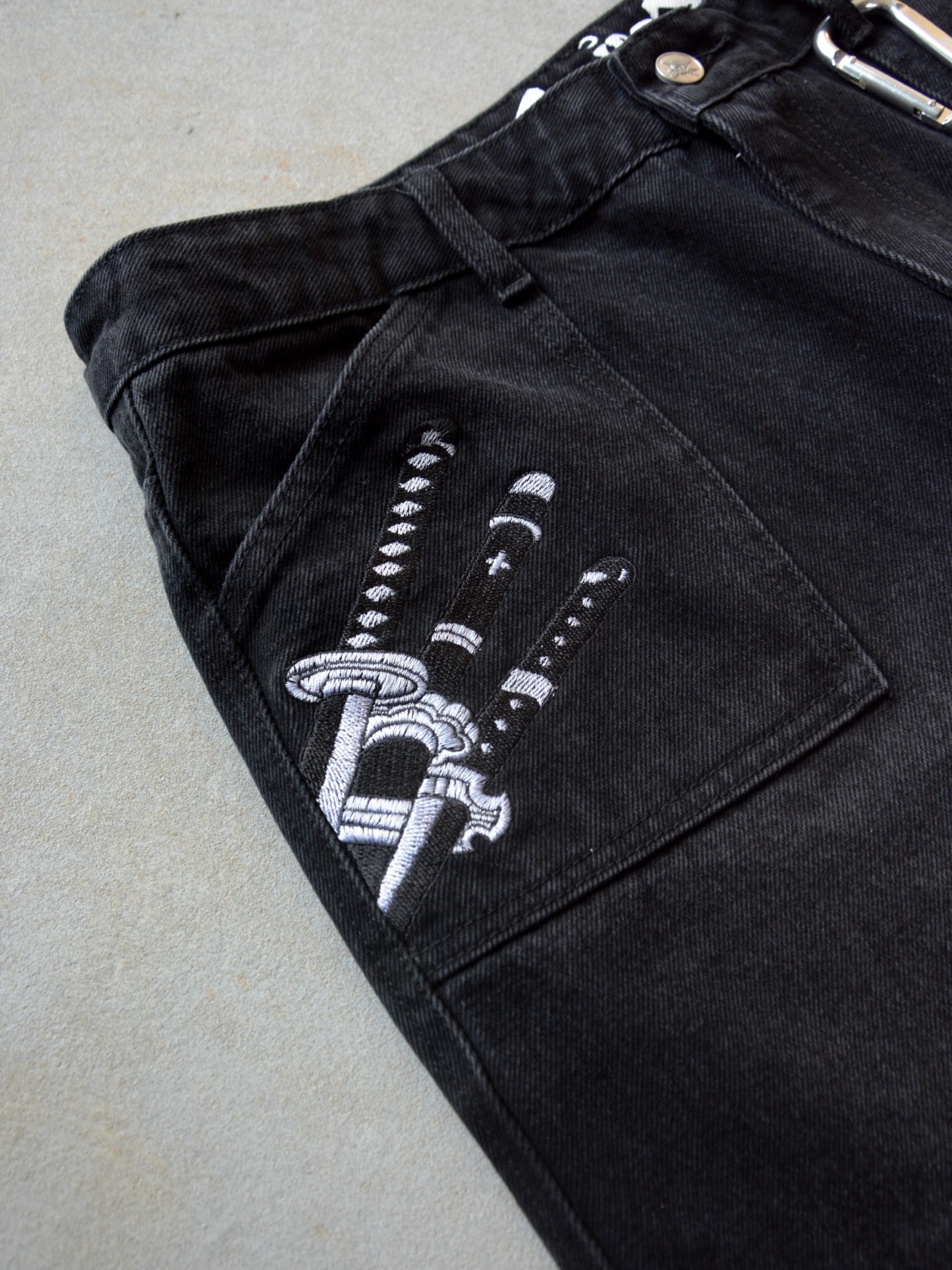 "NOTHING HAPPENED" JEANS + GIFT KEY-HANGER-IYAMIUIO