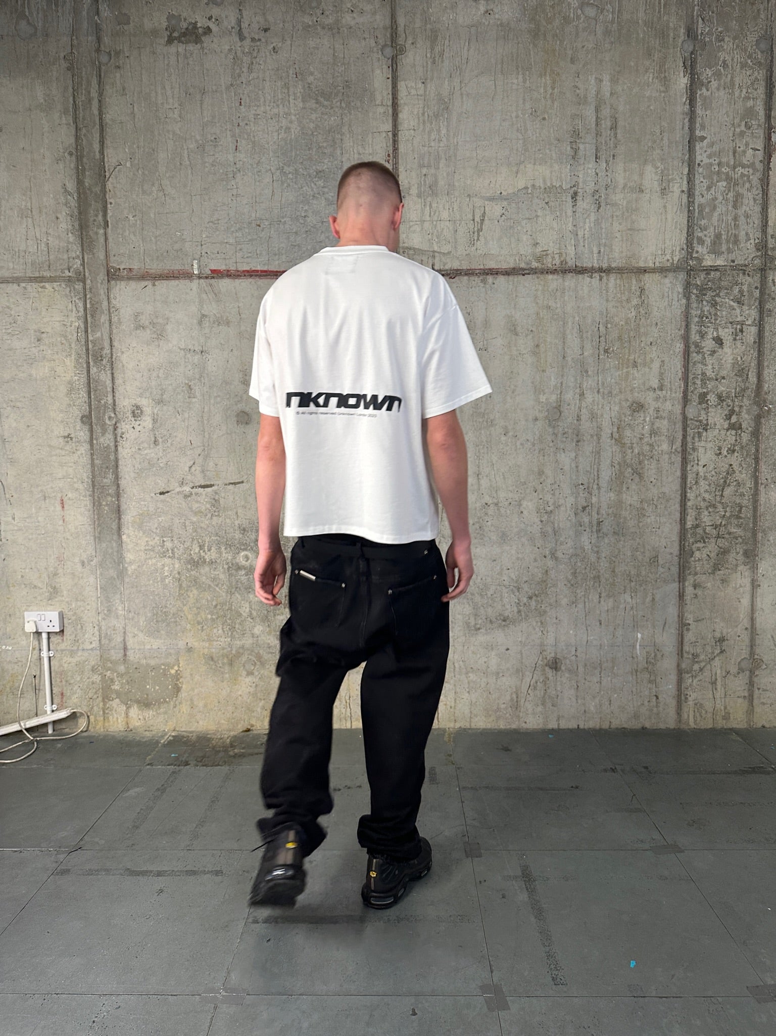 BLACK UNIFORM TEE-IYAMIUIO