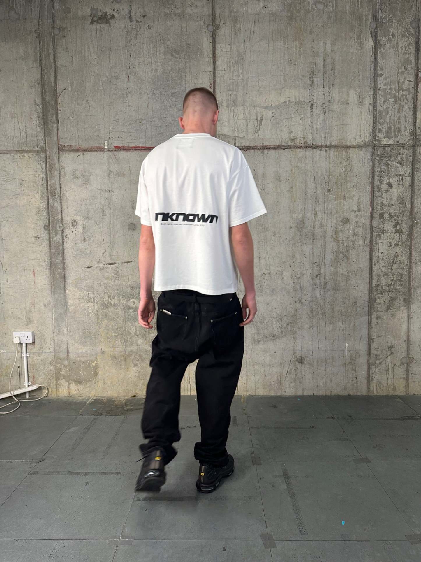 WHITE UNIFORM TEE-IYAMIUIO