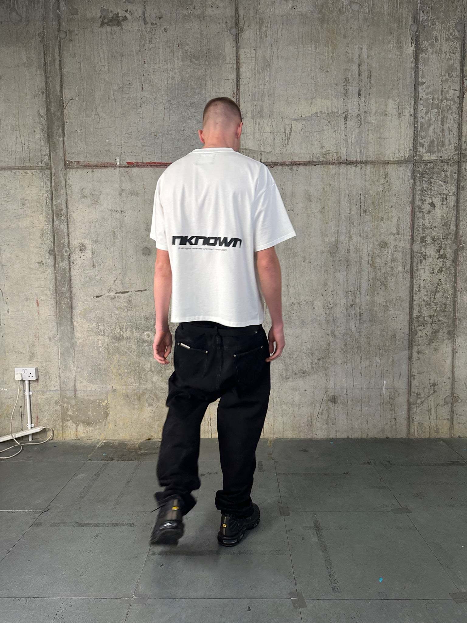 BLACK UNIFORM TEE-IYAMIUIO