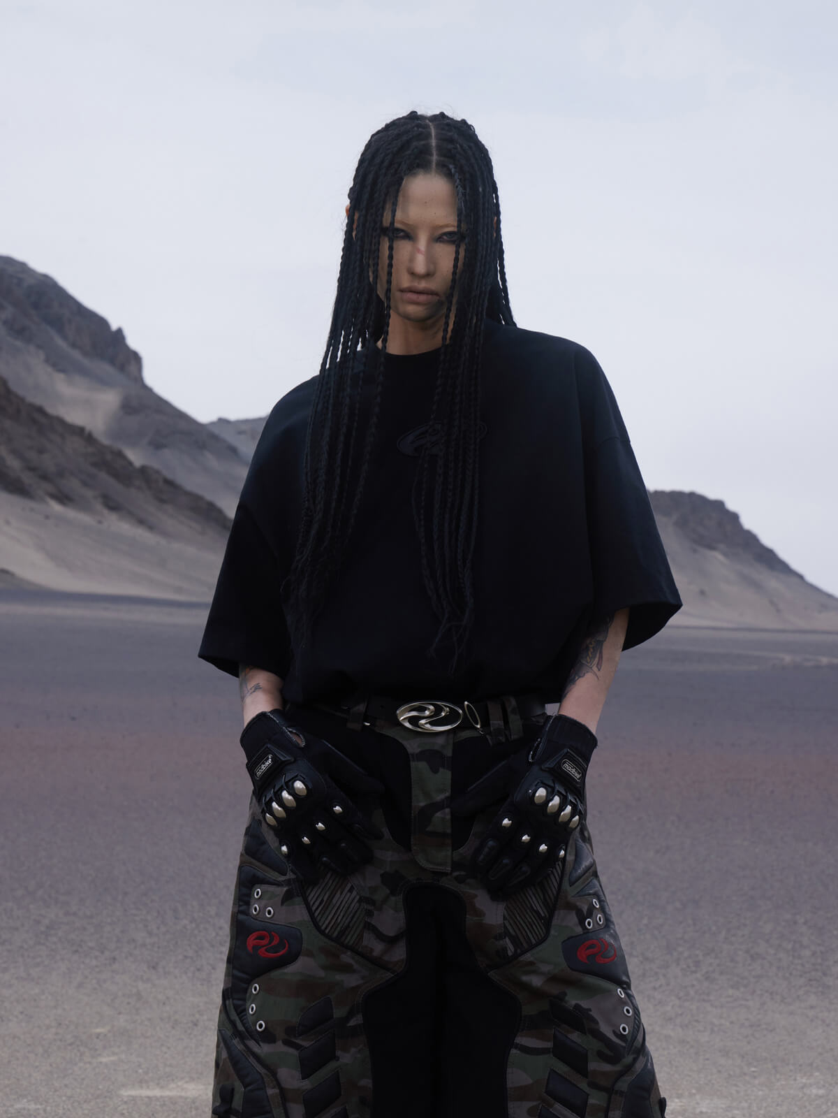 Personsoul Logo Embroidered Basic T-shirt-IYAMIUIO