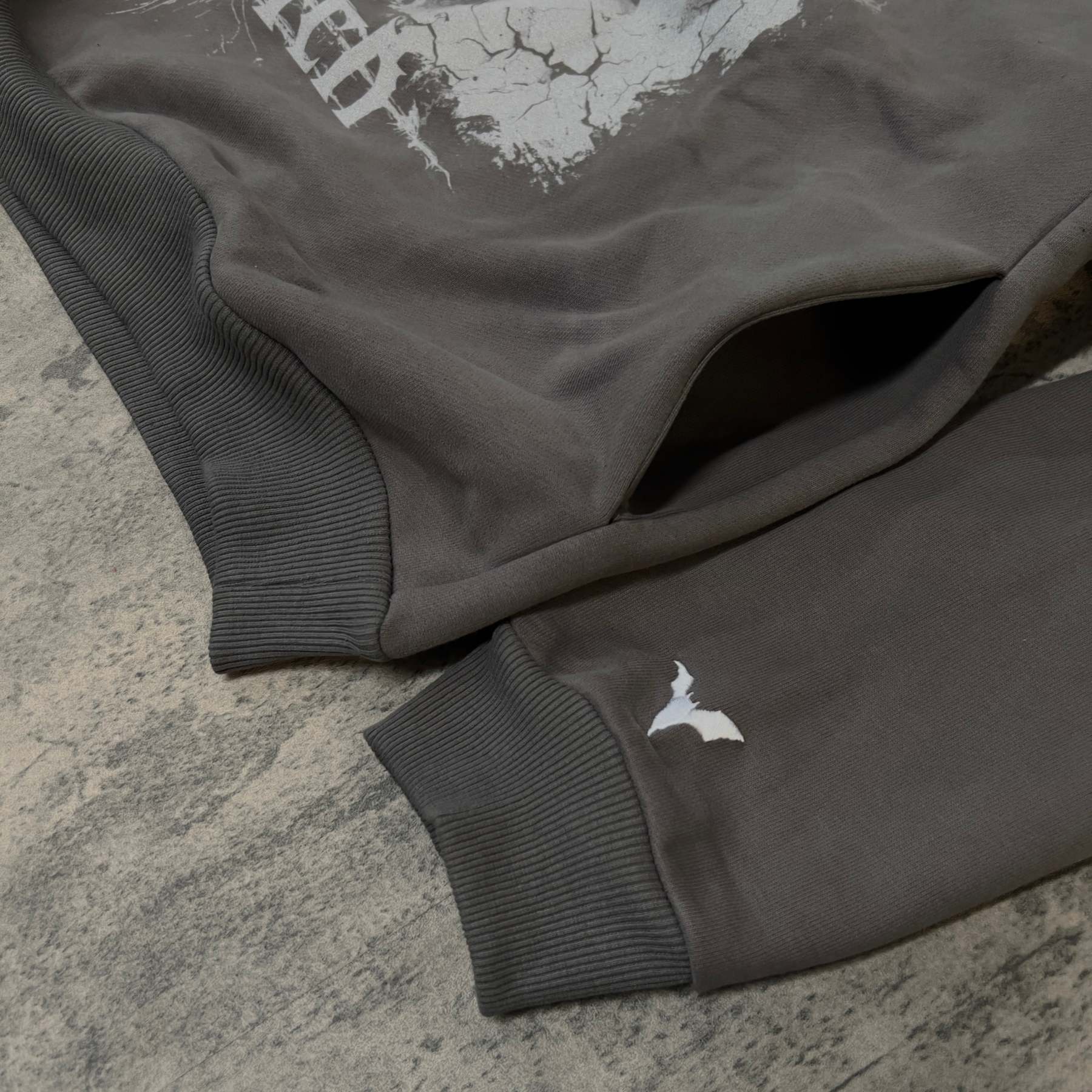 SILHOUETTE PULLOVER (CEMENT)-IYAMIUIO