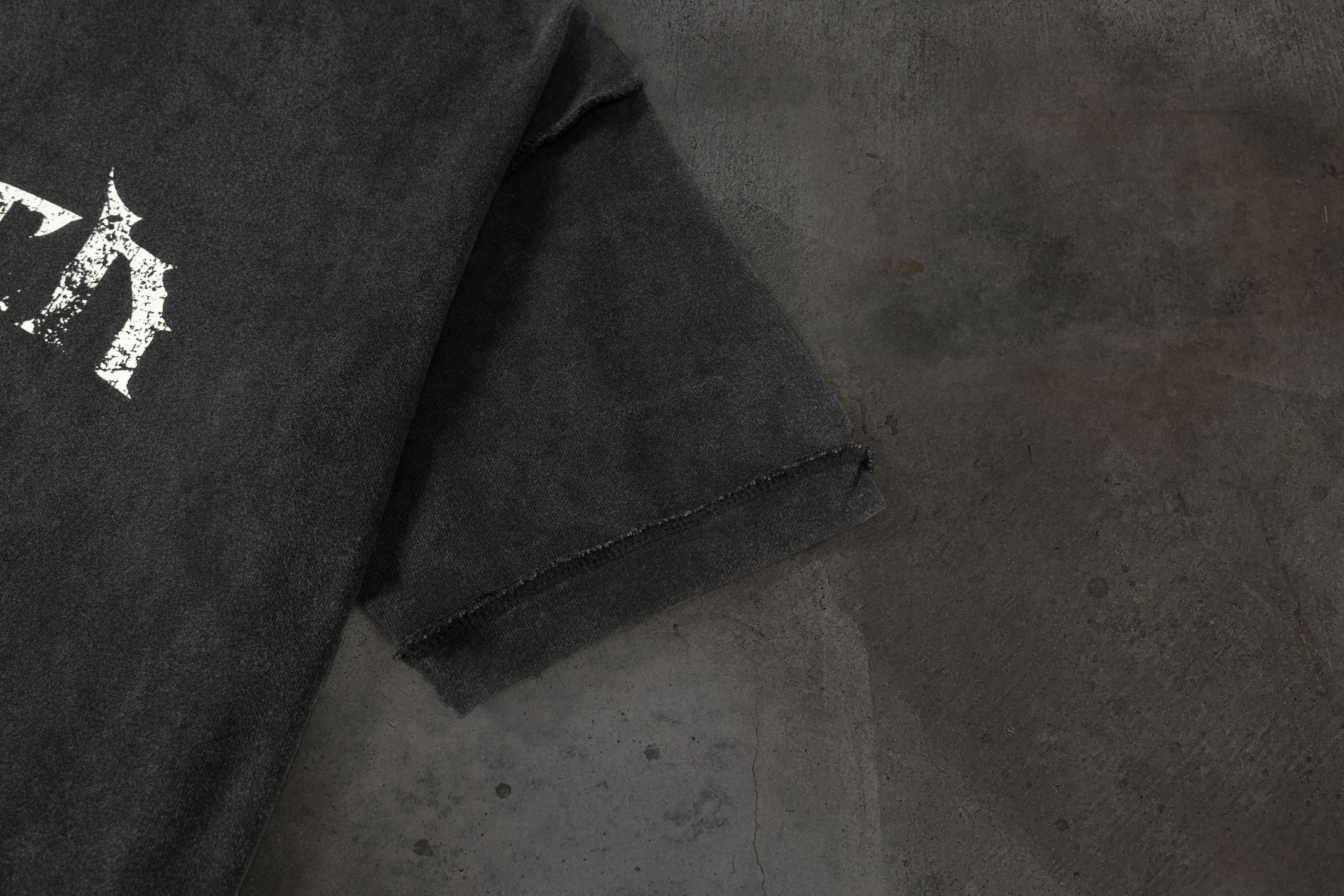 LOGO TEE (COAL)-IYAMIUIO