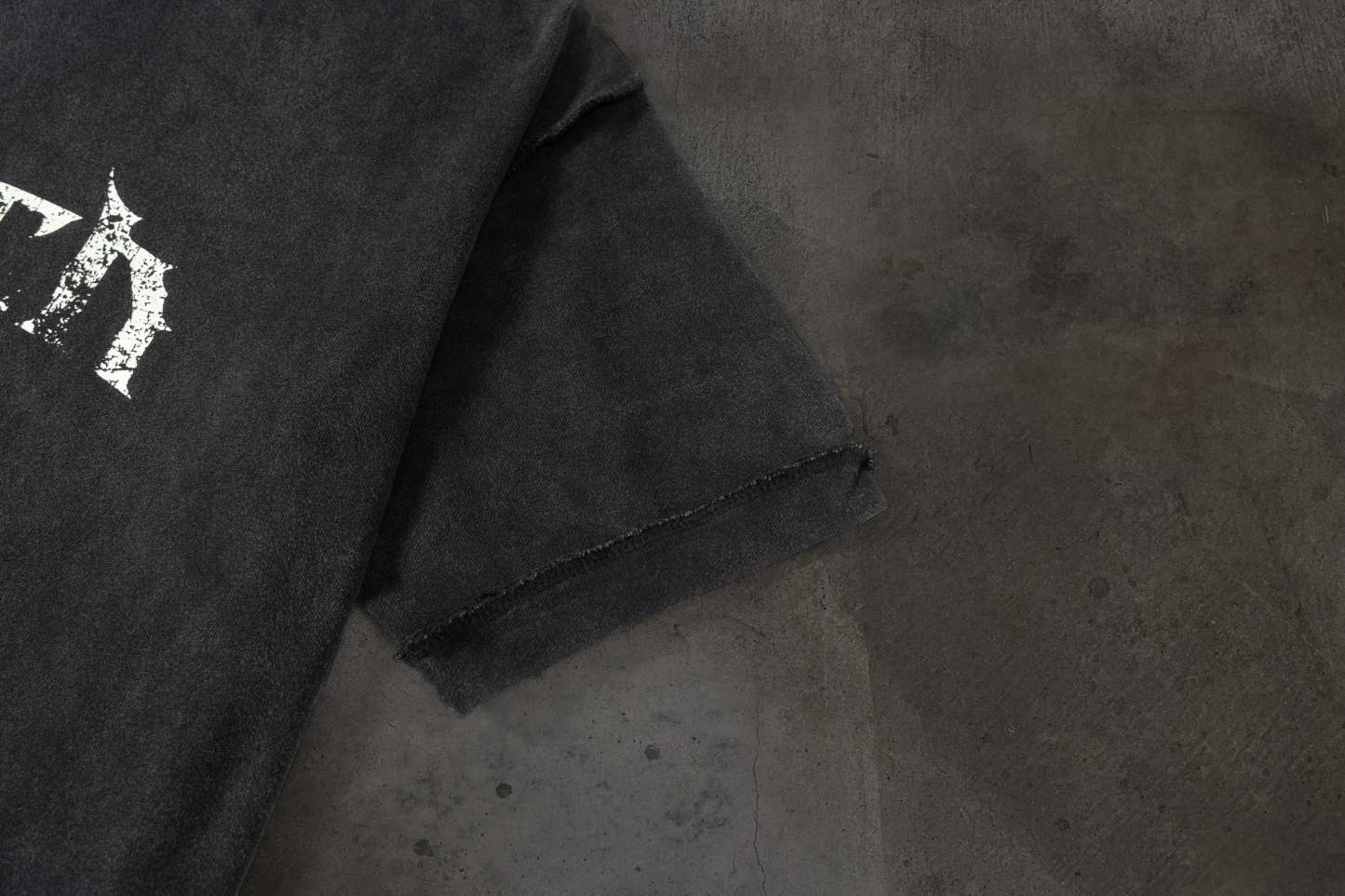 LOGO TEE (COAL)-IYAMIUIO